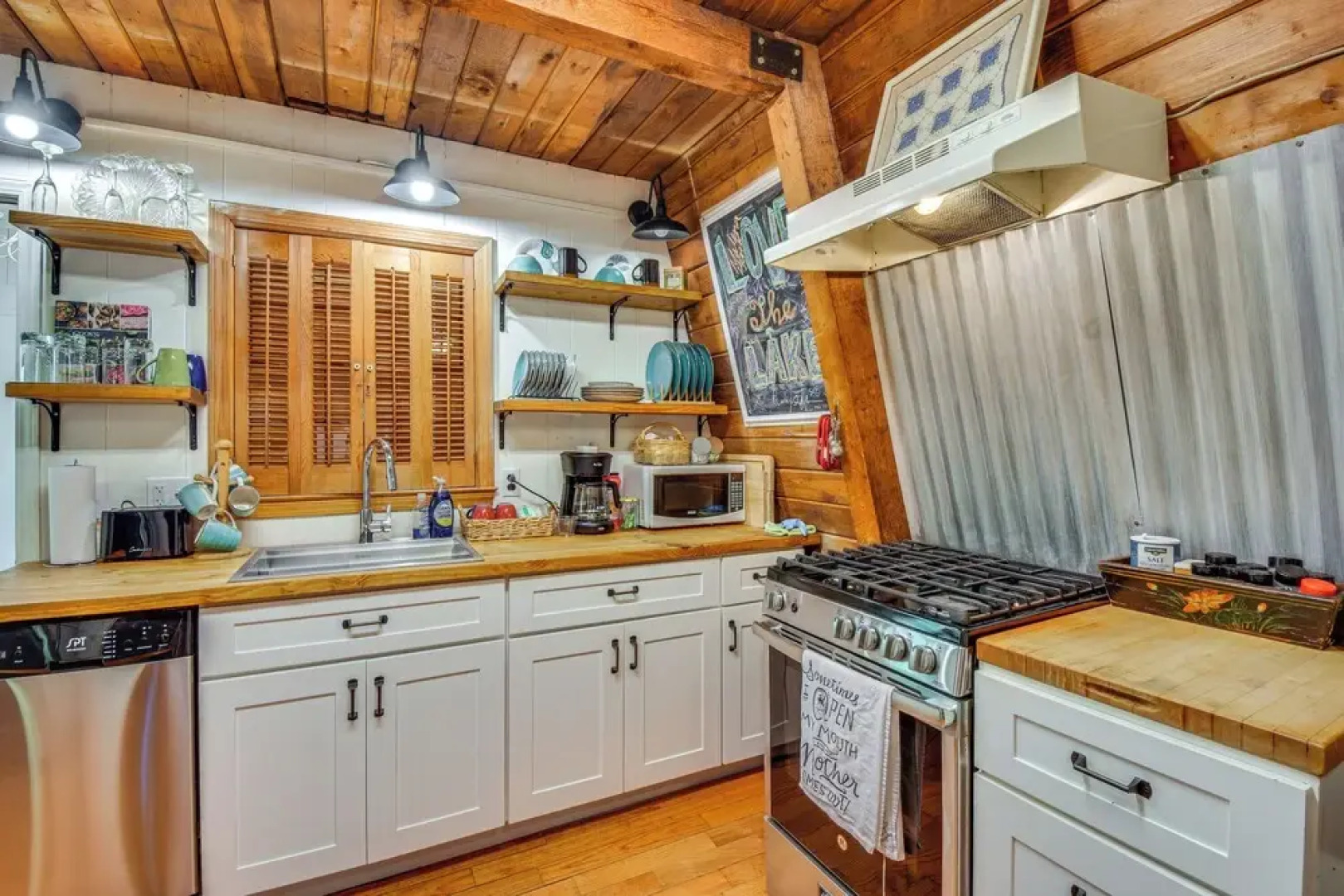 Pet-friendly Lavonia Cabin, Walk to Lake Hartwell!