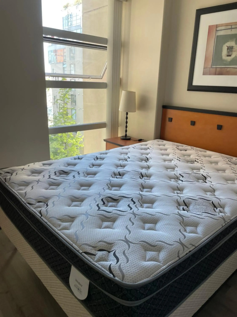 1BD+Den condo, with free parking in Downtown!