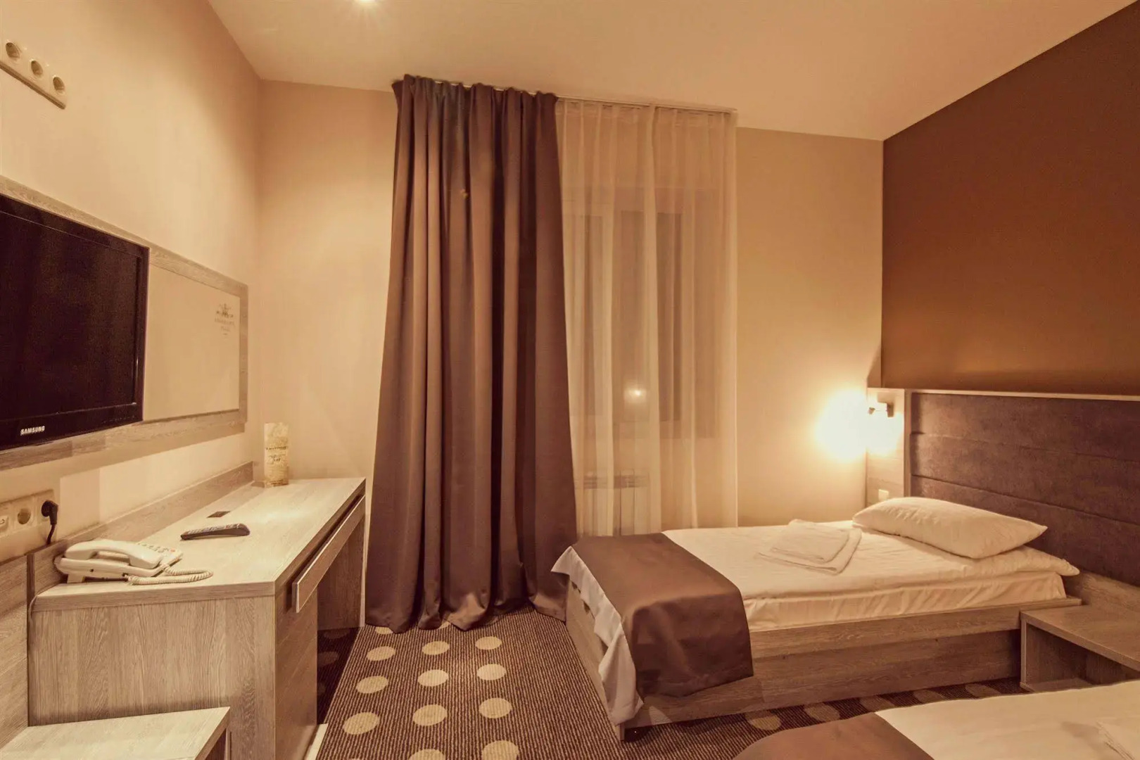 Отель Ambassador Plaza