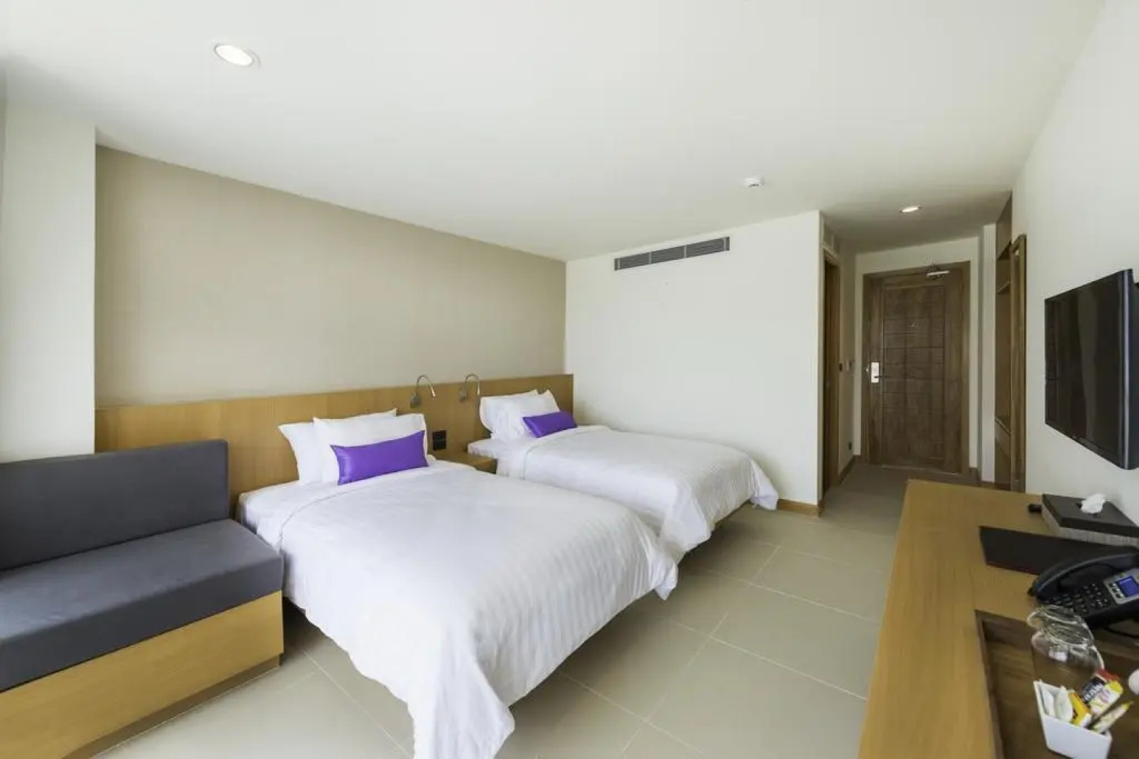 Отель The Lunar Patong