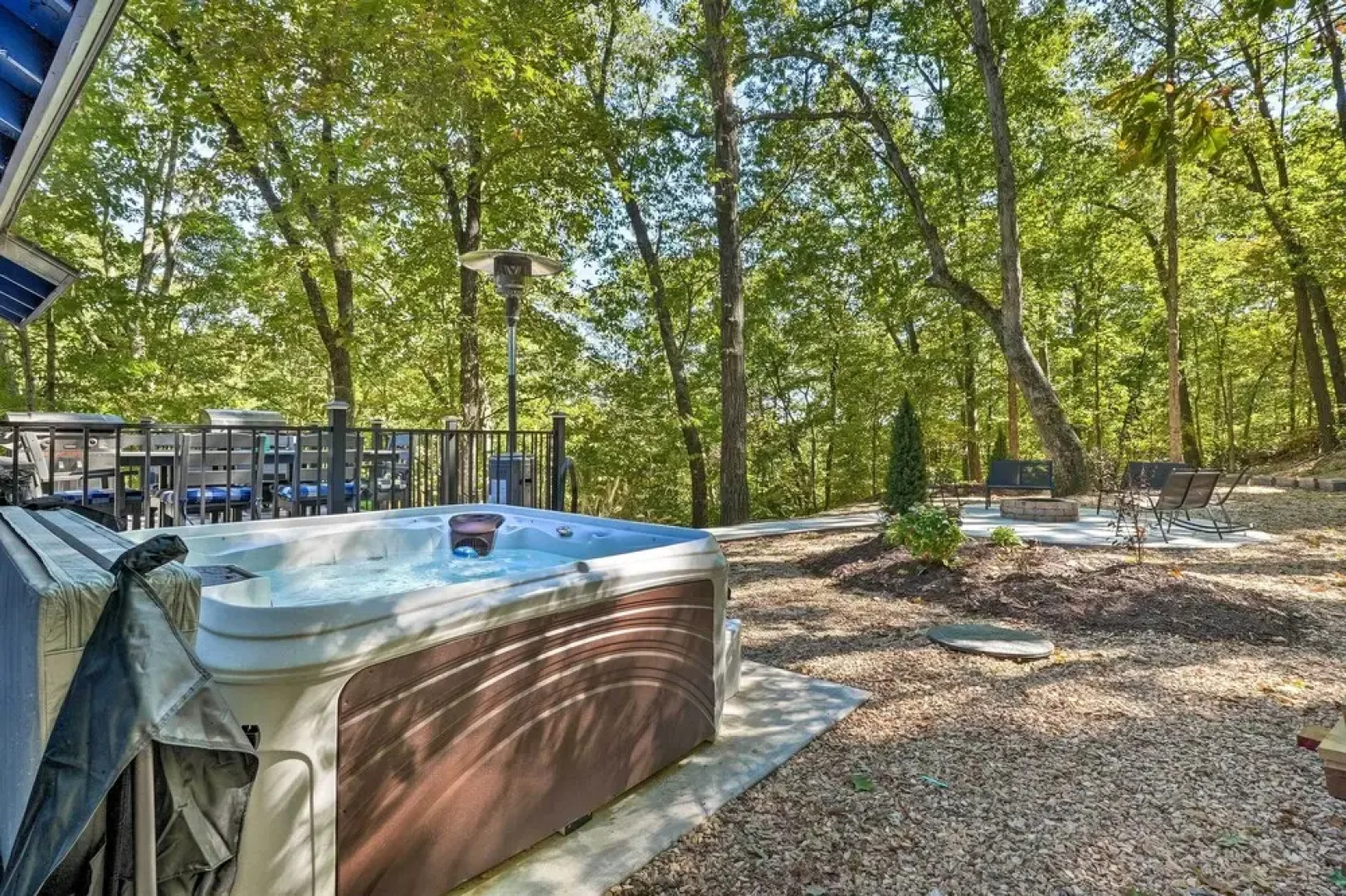 Secluded Table Rock Lake/branson Cabin w/ Hot Tub!