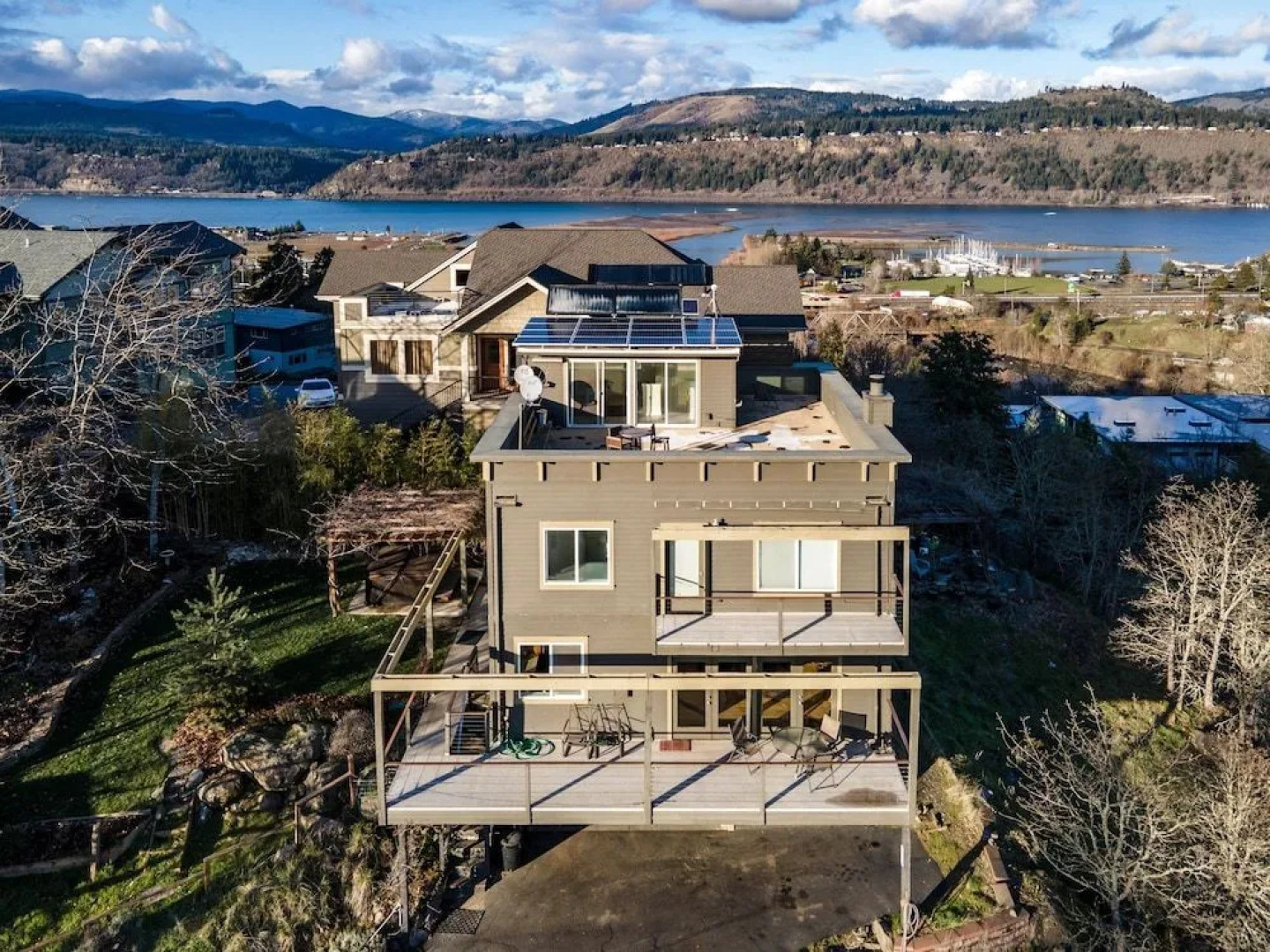 Hazel House 4 Bedroom Home by RedAwning