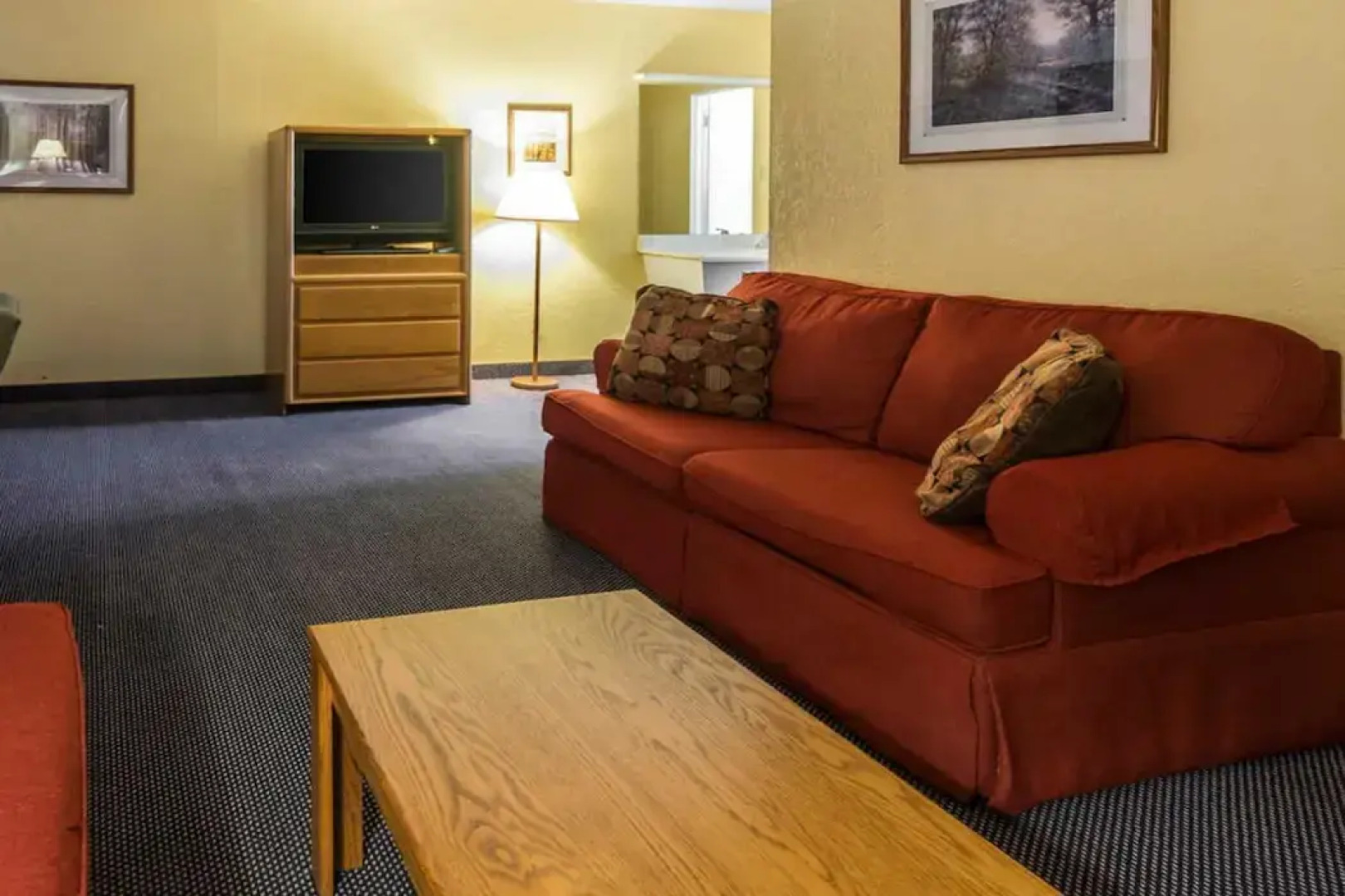 Rodeway Inn & Suites
