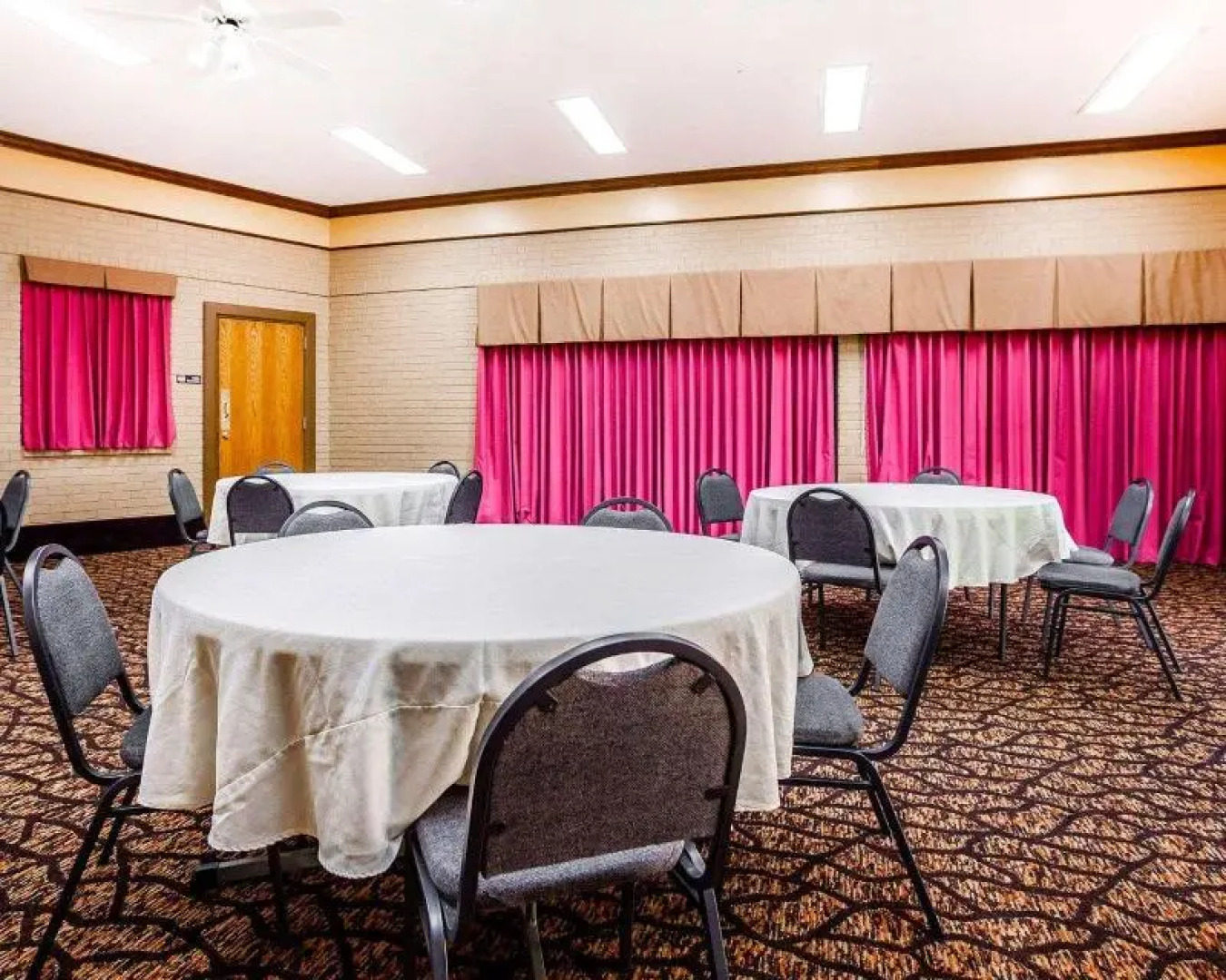 Suburban Studios Kansas City Airport North