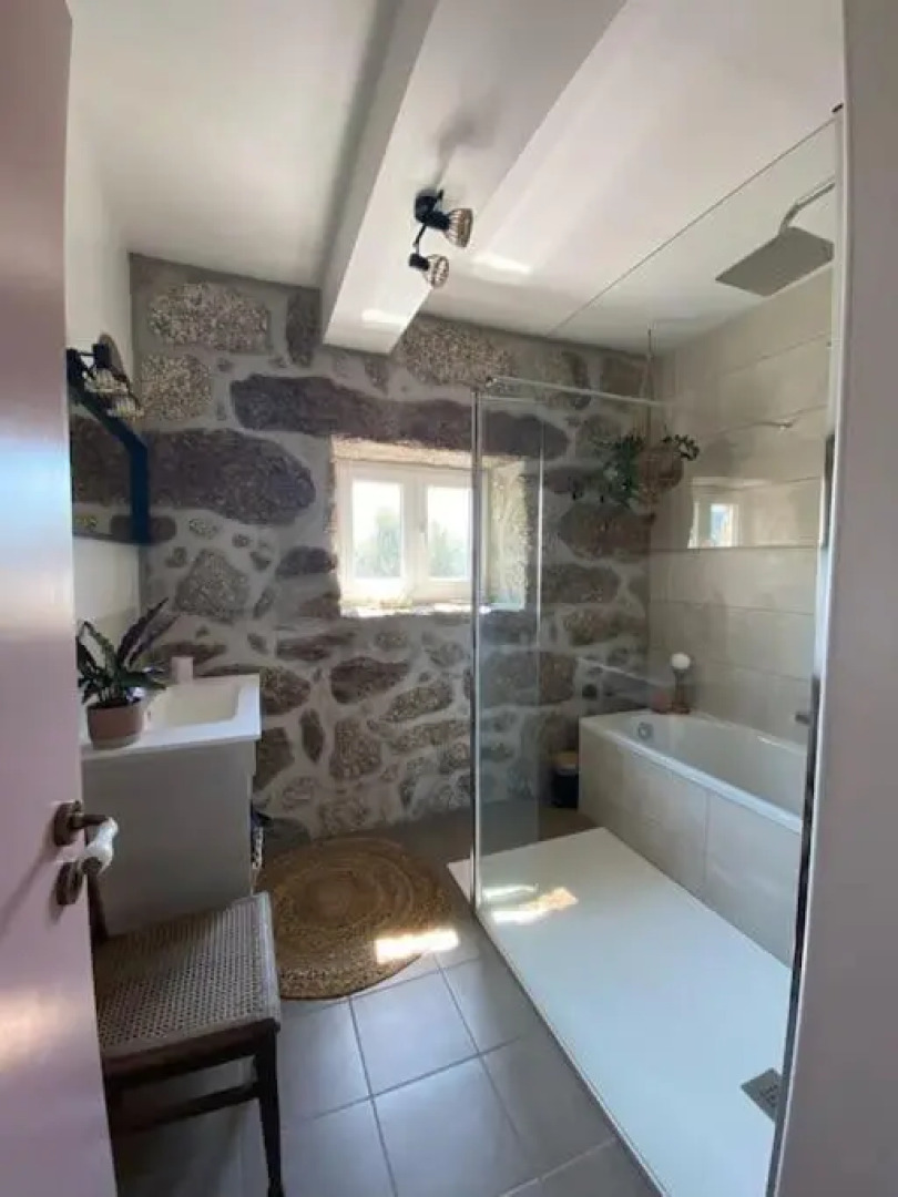 A Casa Com 2 Pereiras