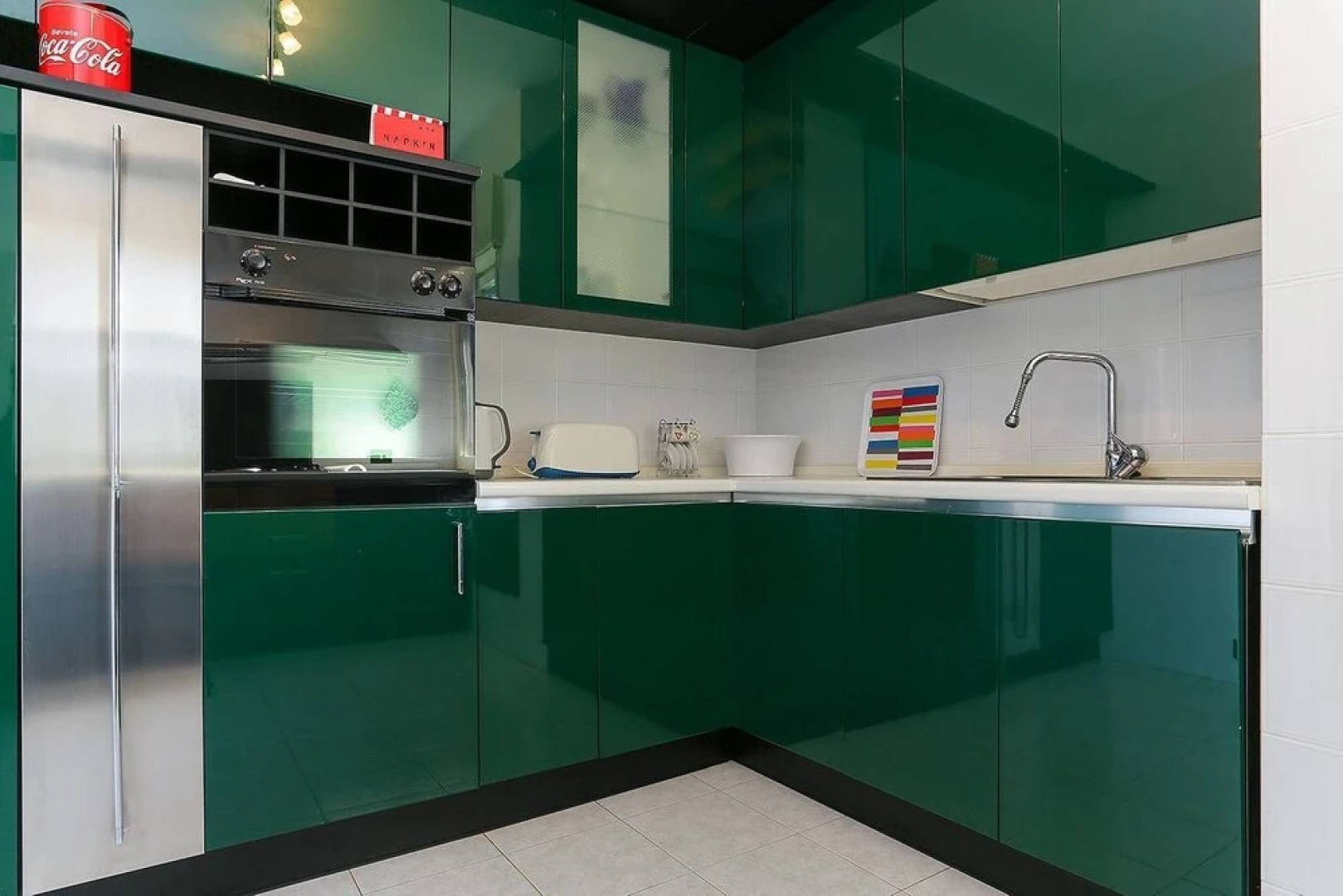 Contemporary Lakeside Villa Enjoying Direct Lake Access, Wifi, BBQ, Near Restaurant and Shop