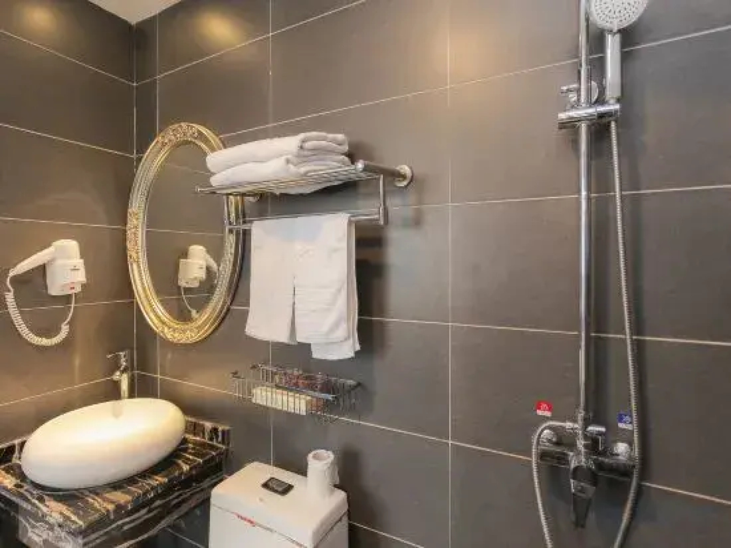 Weike Boutique Theme Hotel (Lianyungang Pedestrian Street Suning Square)