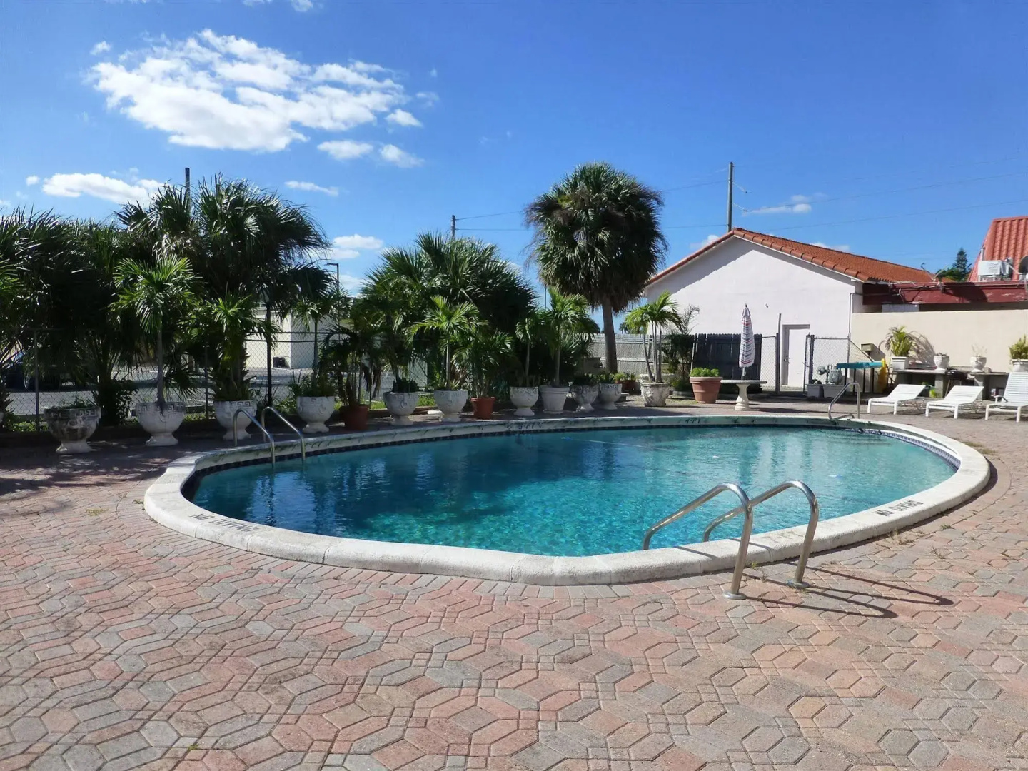 Camelot Waterfront Inn