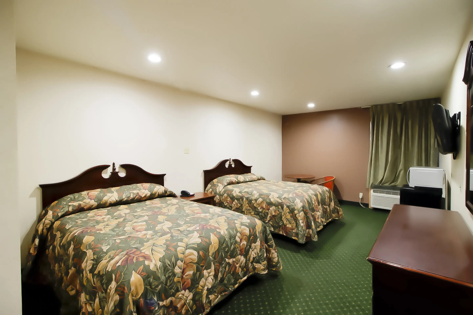 OYO Pinewood Inn & Suites Silsbee