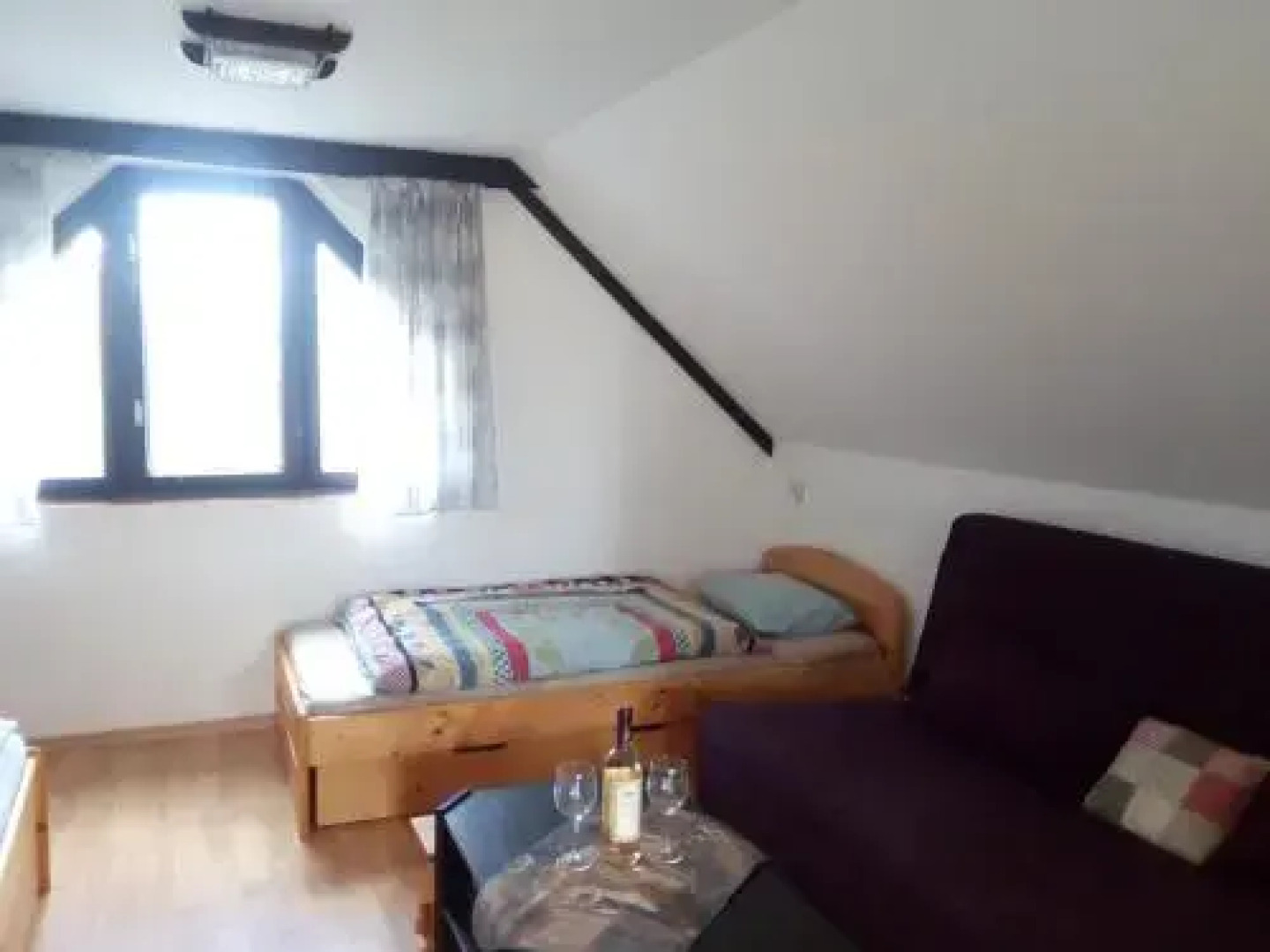 Chalupa v zahradě mezi vinohrady