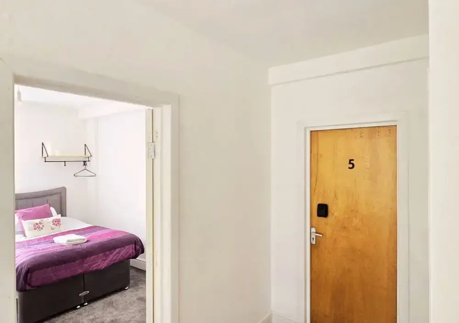 PRIVATE ROOMs In TOWN CENTRE FREE PARKING WIFI AND PATIO WITH AA STAY LTD