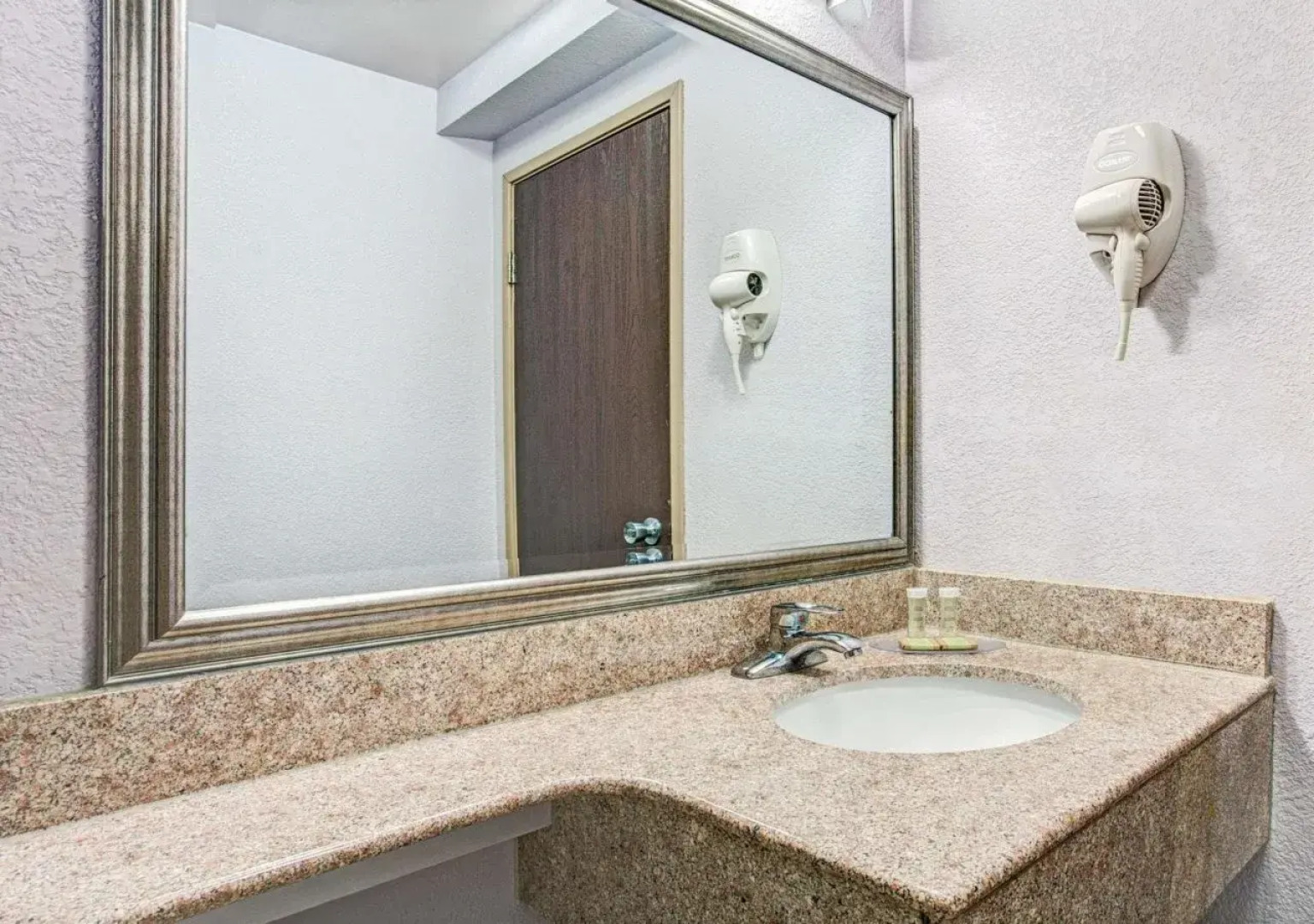 Red Roof Inn Suffolk