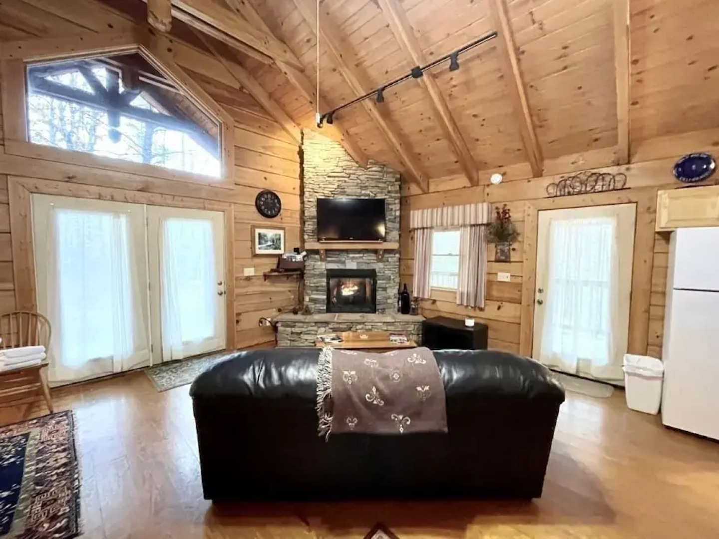 Romantic, pet friendly cabin with private hot tub, washer/dryer and full kitchen Studio Cabin by RedAwning