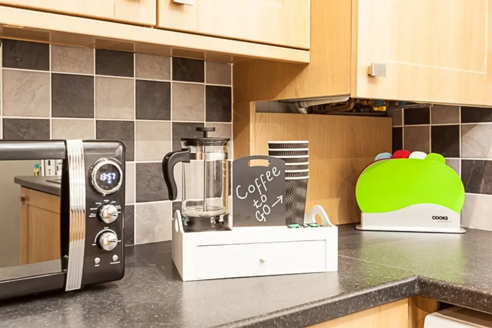 Gatwick Place- Spacious 4 Bedroomed House With Private Parking