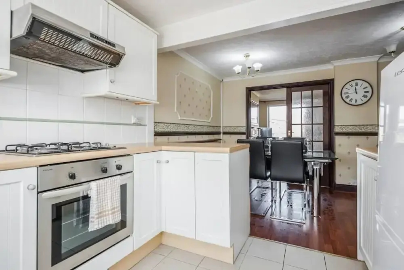 Cosy 3 Bedroom Home With Wifi, Parking & Garden