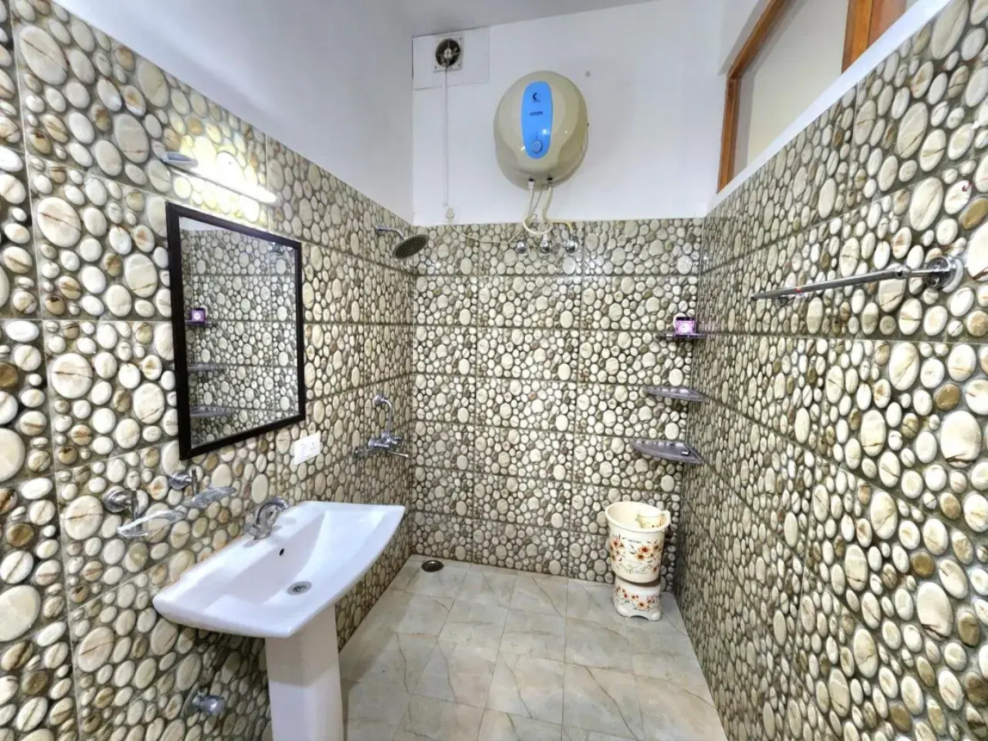 OYO 27648 Kasauli Greens