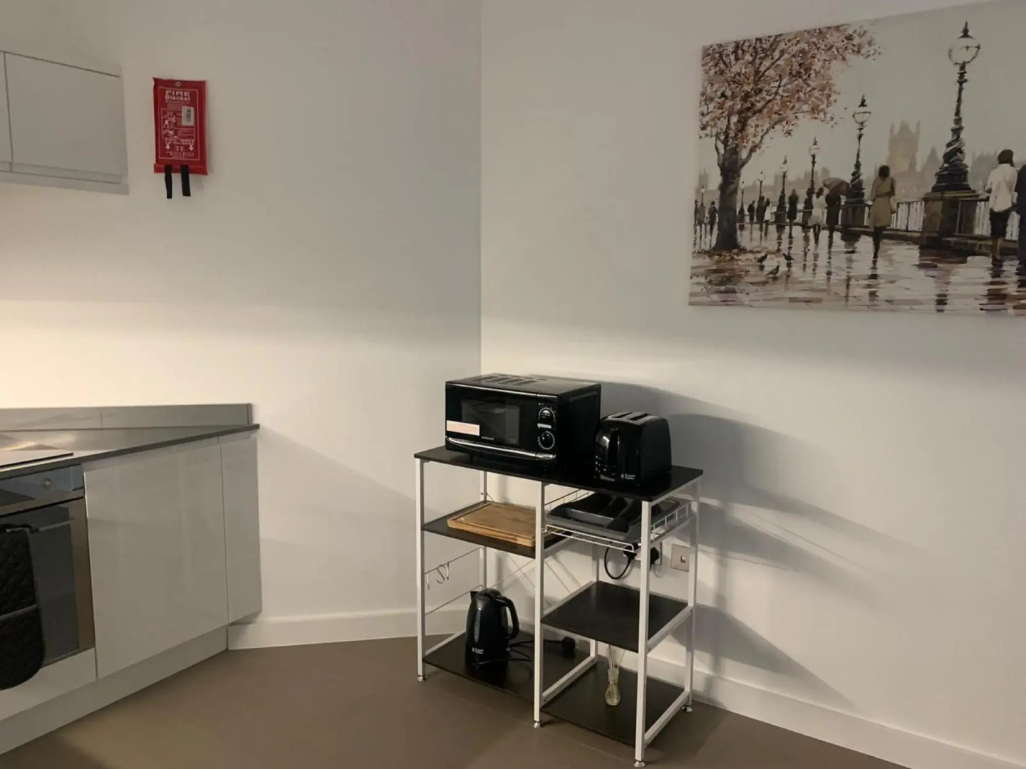 Spacious 1 Bed Luxury St Albans Apartment - Free WiFi & Movies also Free Parking.