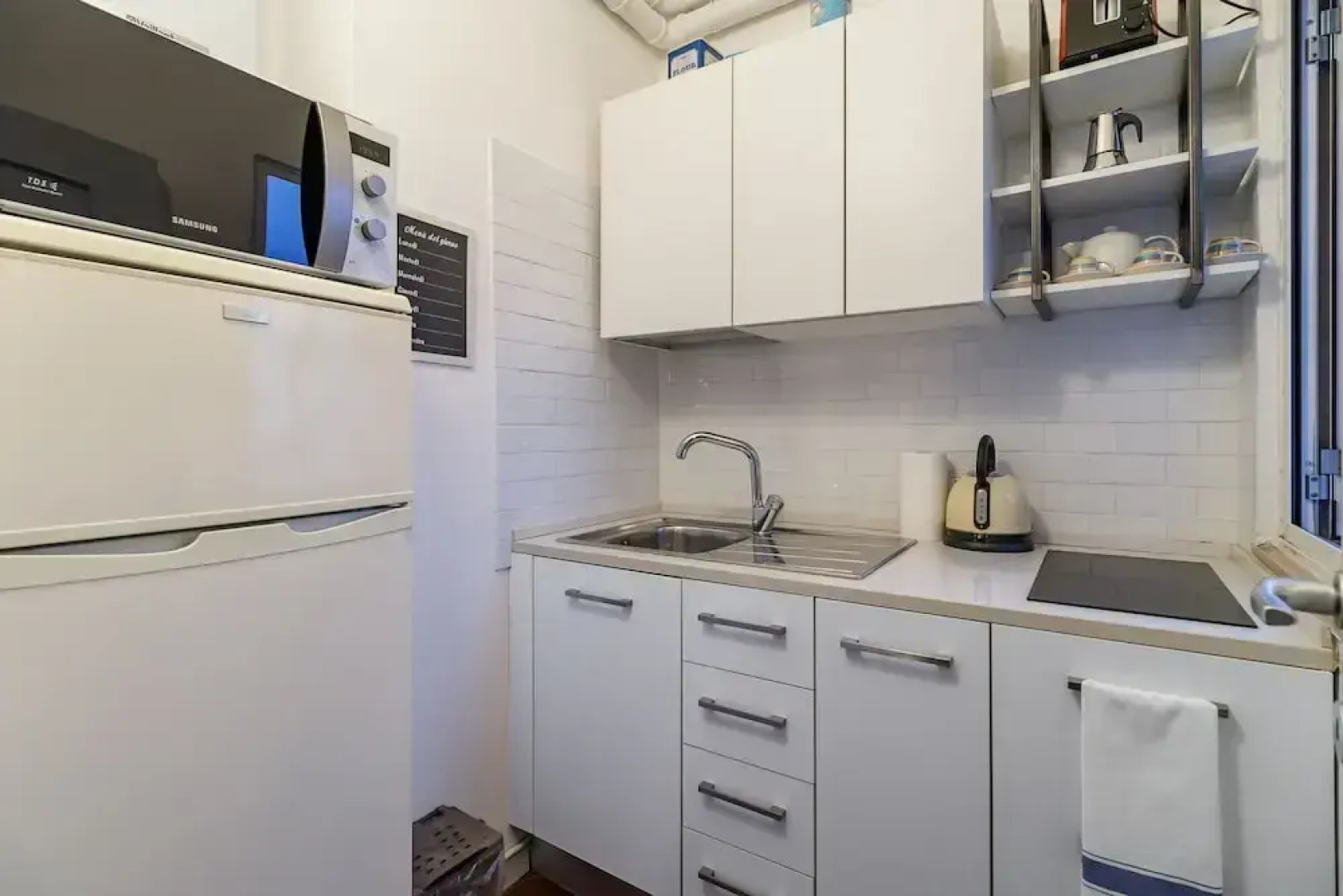 JOIVY Sleek Flat W/Balcony