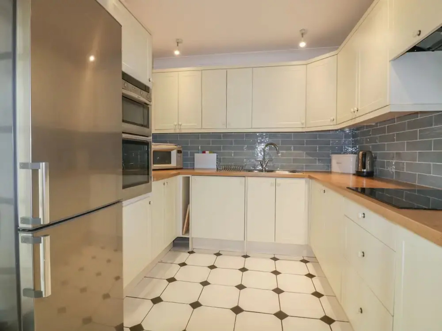 Apartment 1, Trearren