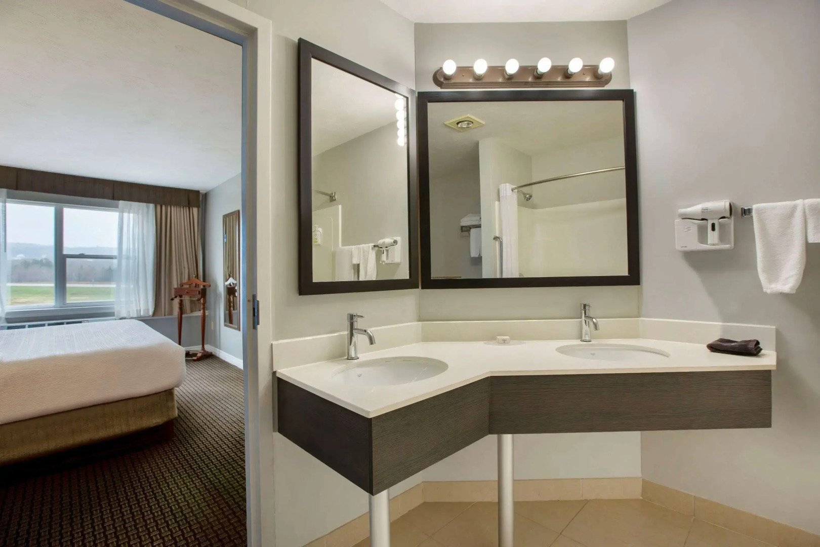 Days Inn & Suites by Wyndham Moncton