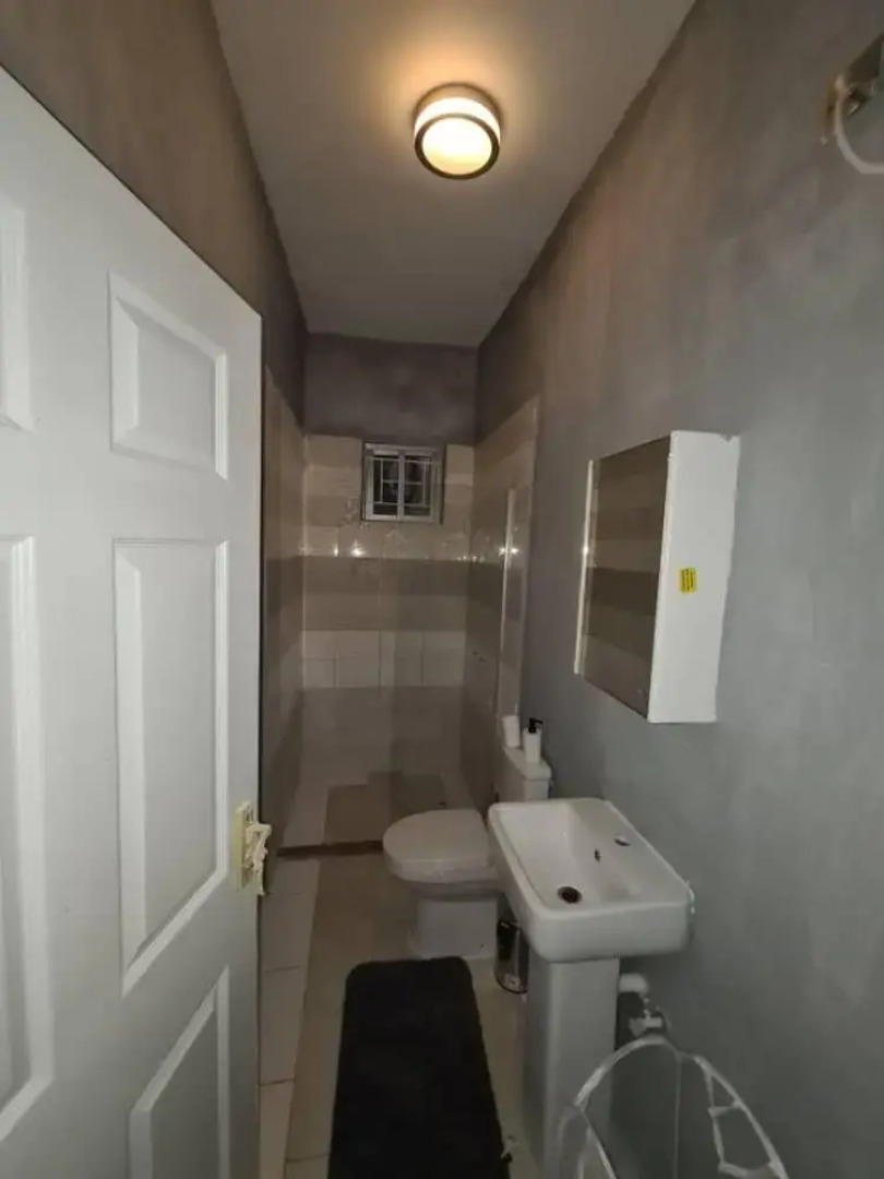 6-bed House in Freetown 5 min Drive From the Beach