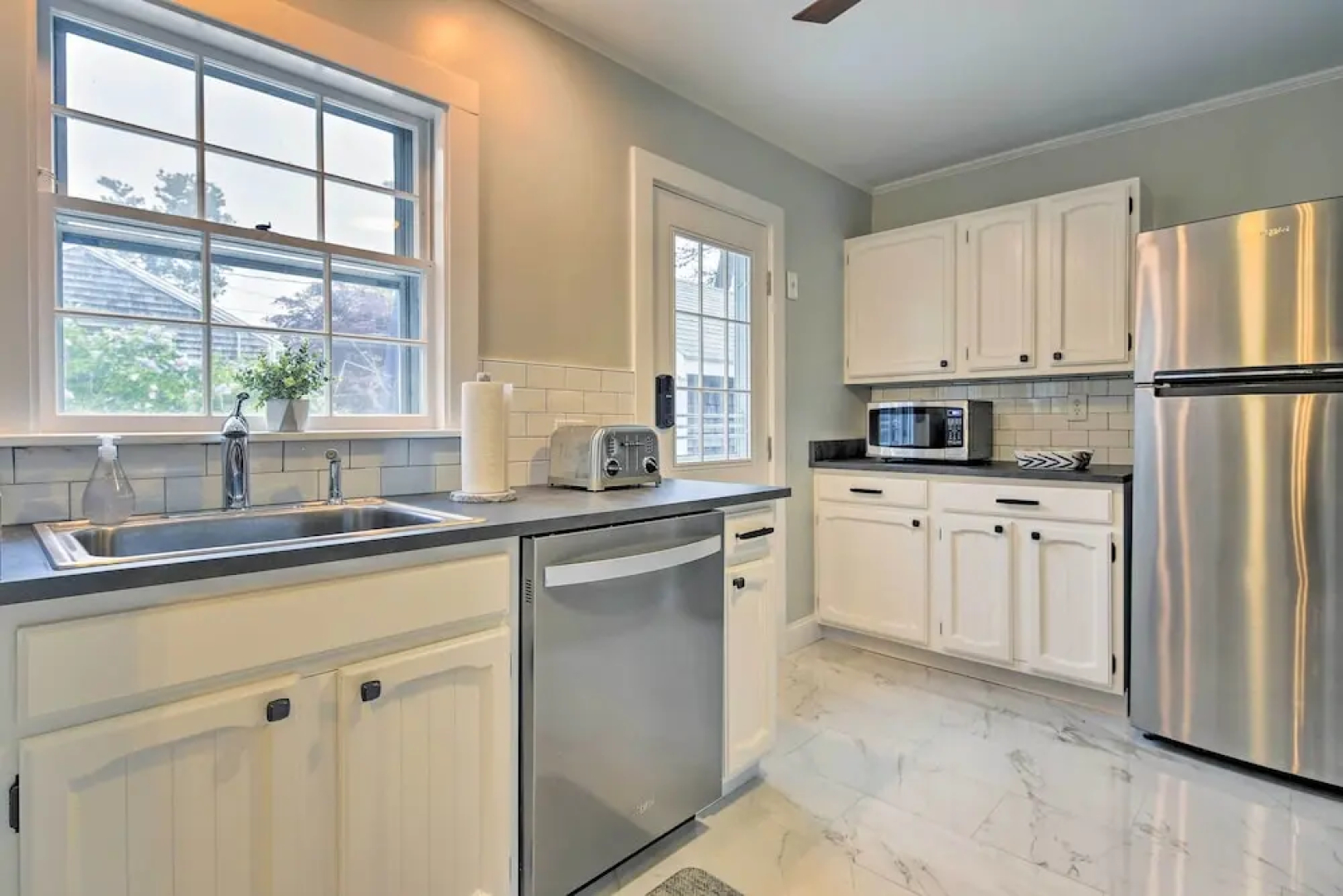 Spacious Getaway W/deck - Walk to Nantucket Sound!