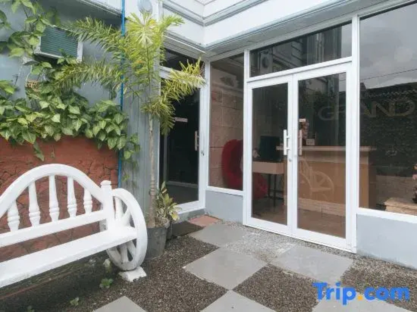 RedDoorz Premium @ THE GRAND PENINSULA SUITES