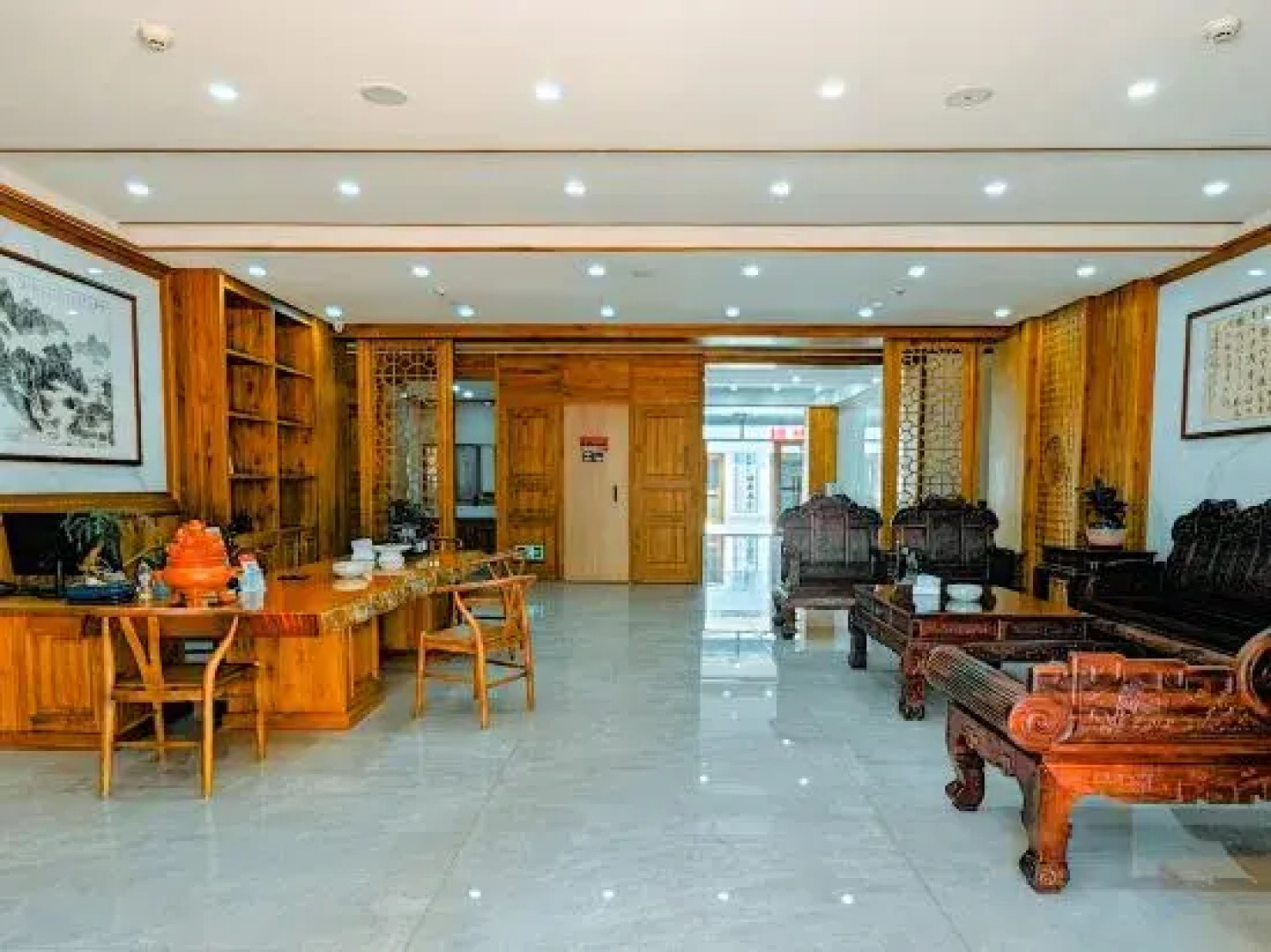 Mengla Liangqi Yunshe Business Hotel