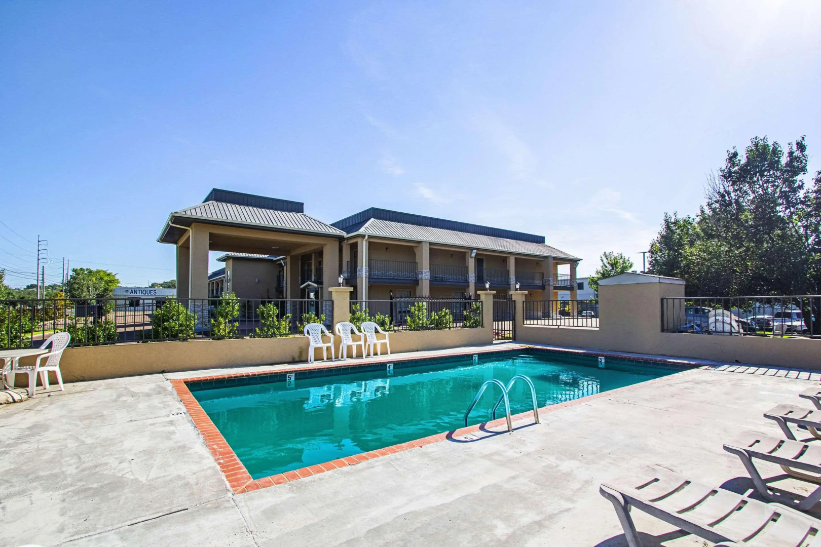 Super 8 by Wyndham Jackson MS Near the Fairgrounds