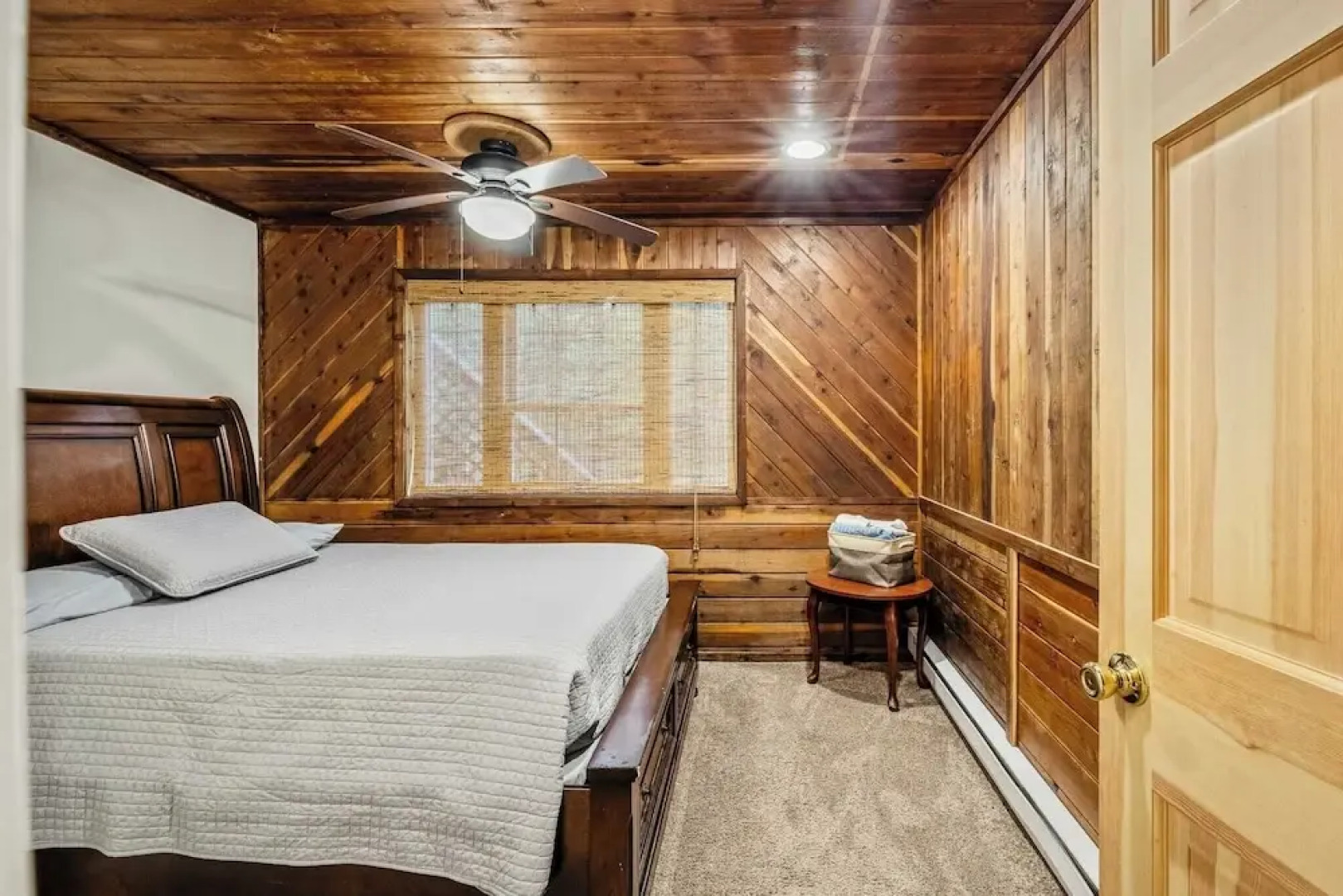 Sky View Chalet by Avantstay Stunning Interior, Spacious Deck, Hot Tub, & View