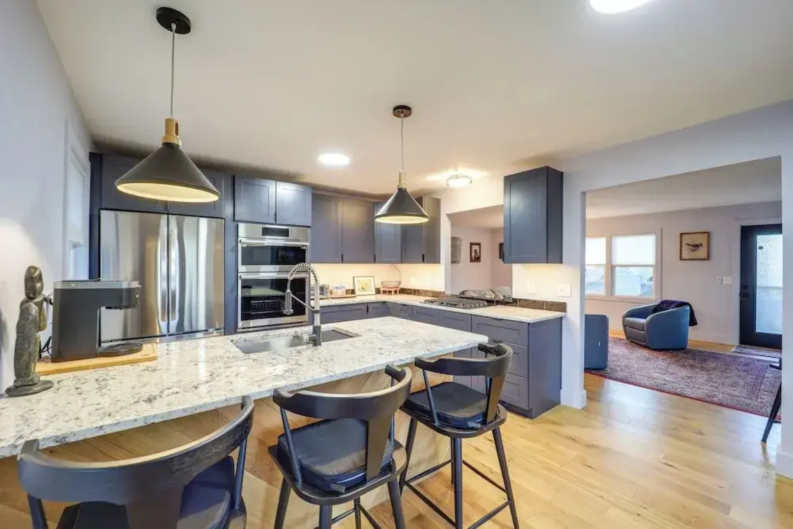 Steps to Dtwn & Fabulous Restaurants: Chic Condo