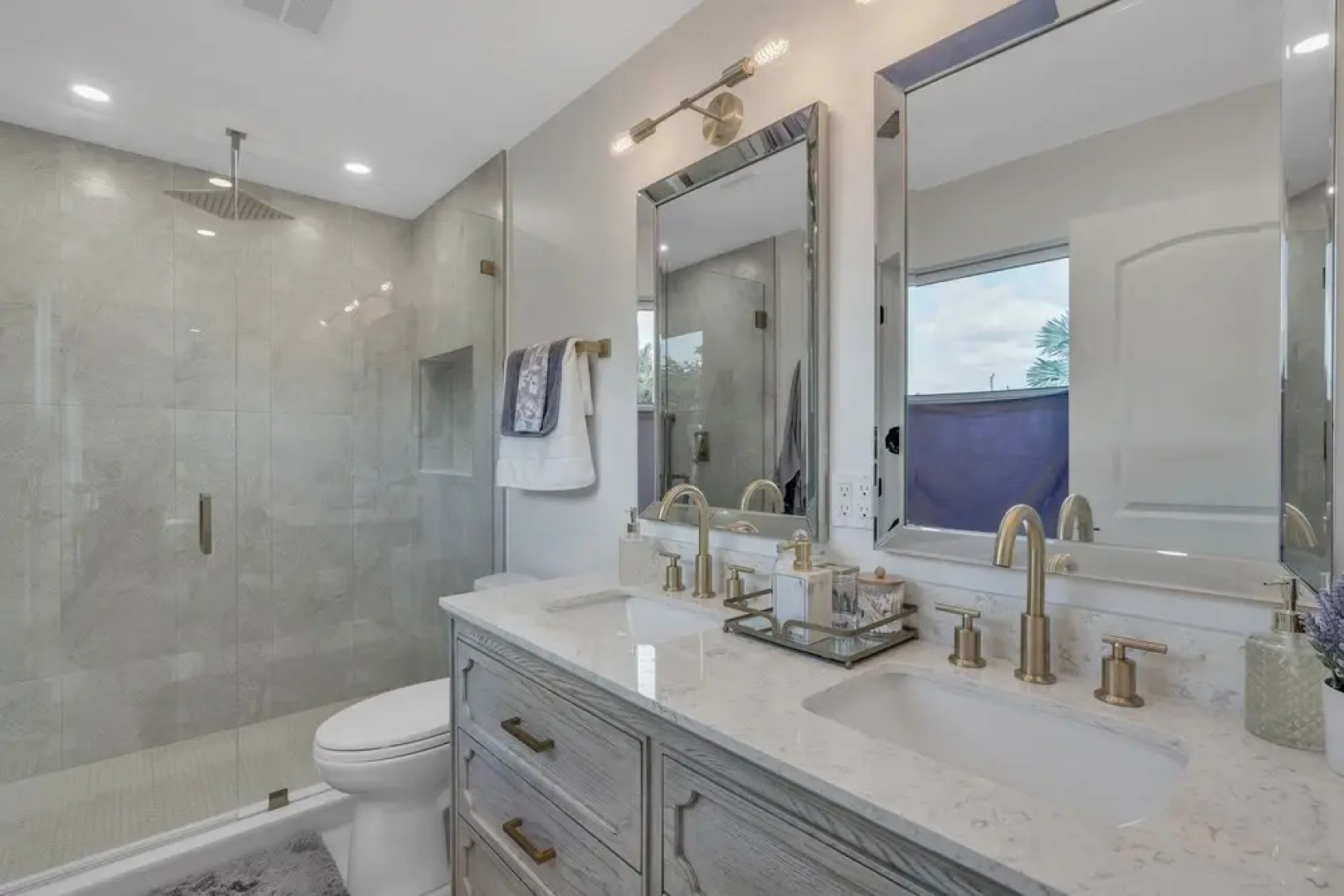 Casa Cervo - Stunning Home In Great Location, Walkable To Restaurants, Shopping, And The Beach! 4 Bedroom Home by Redawning