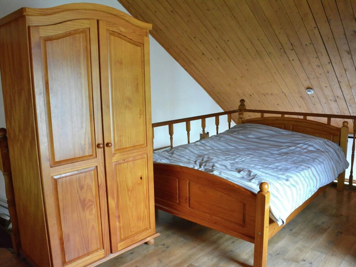 Quaint Chalet in Hannut with a Pond