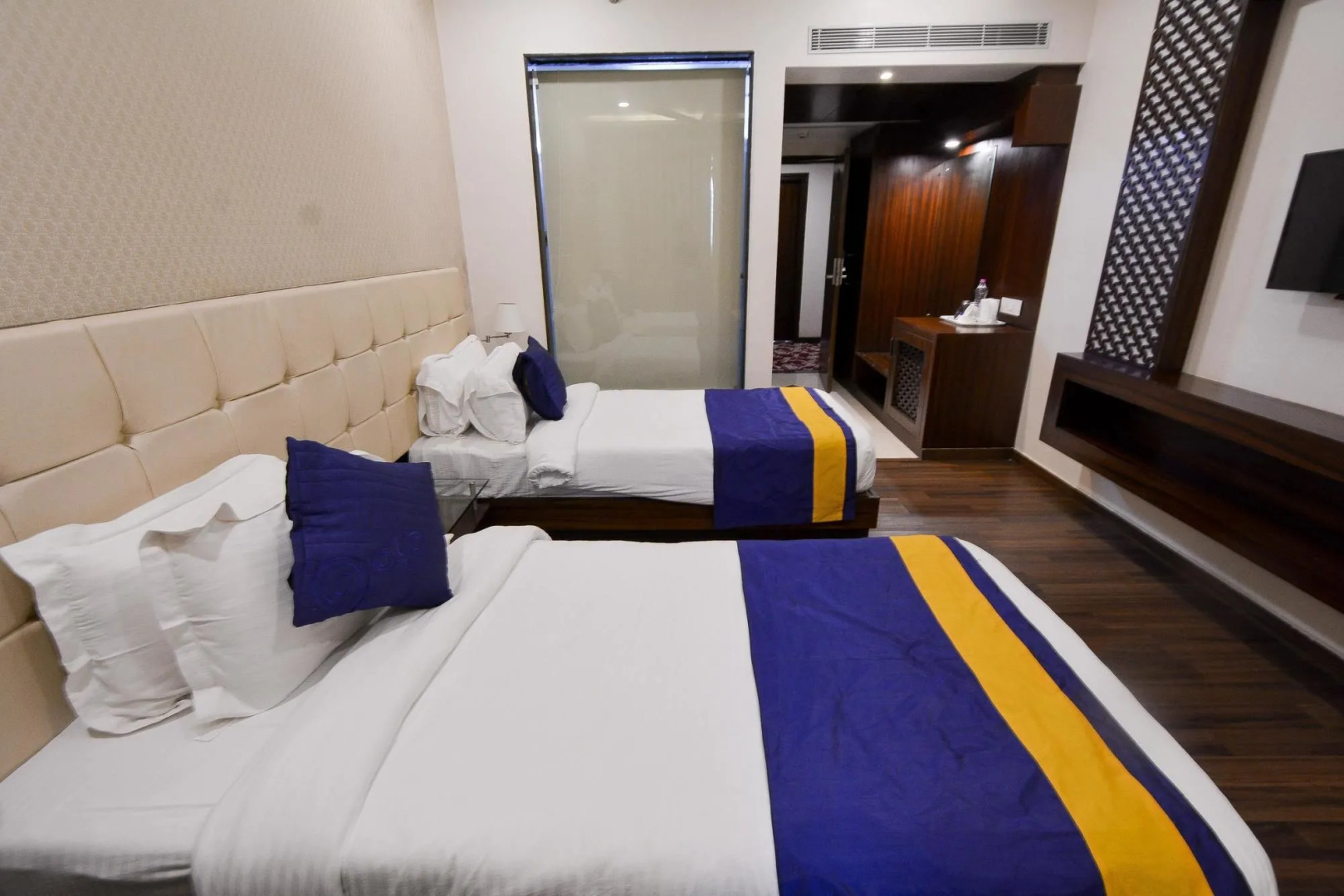 OYO Premium JHV Mall Cantonment