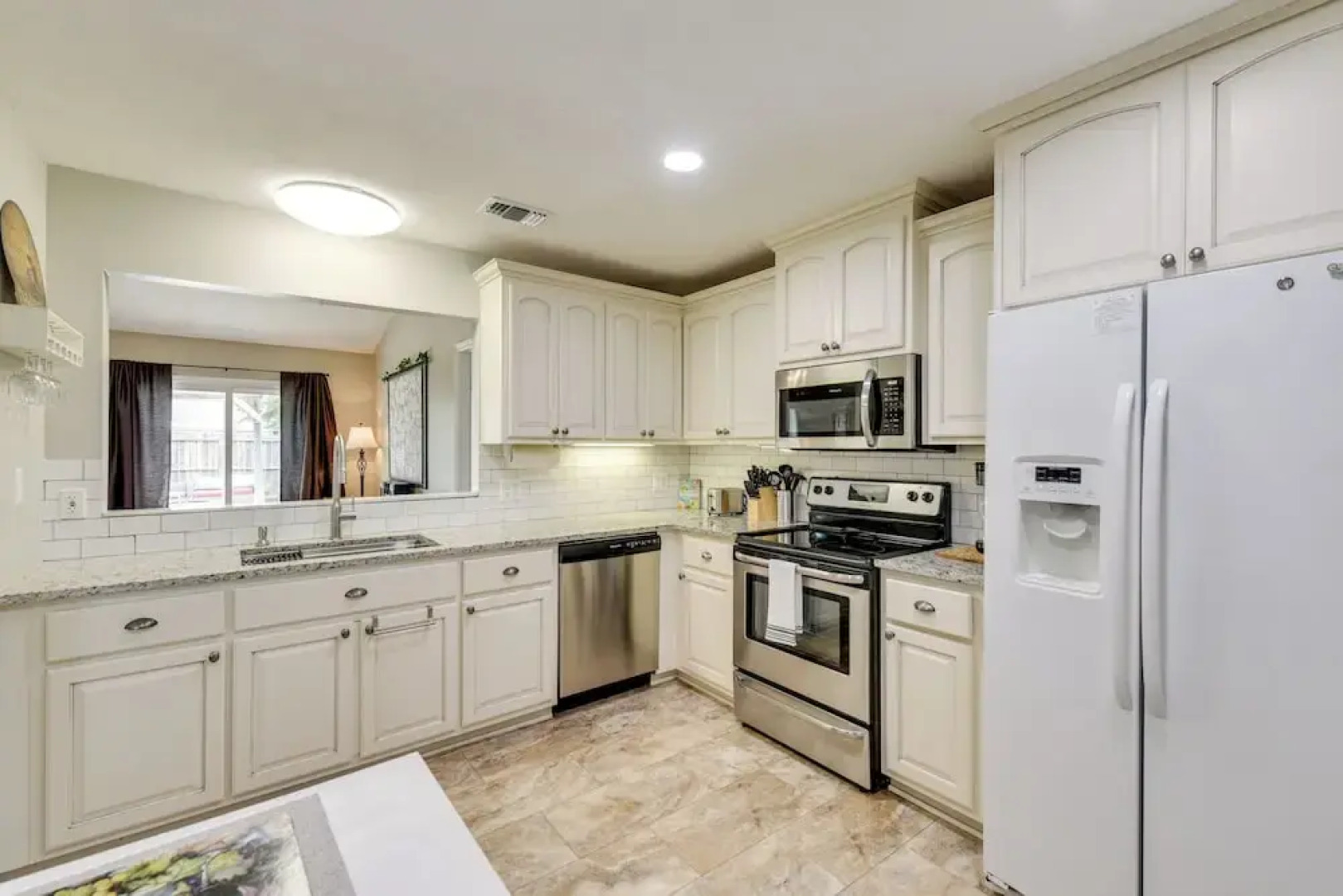 4 Mi to Downtown Panama City: Home w/ Patio!