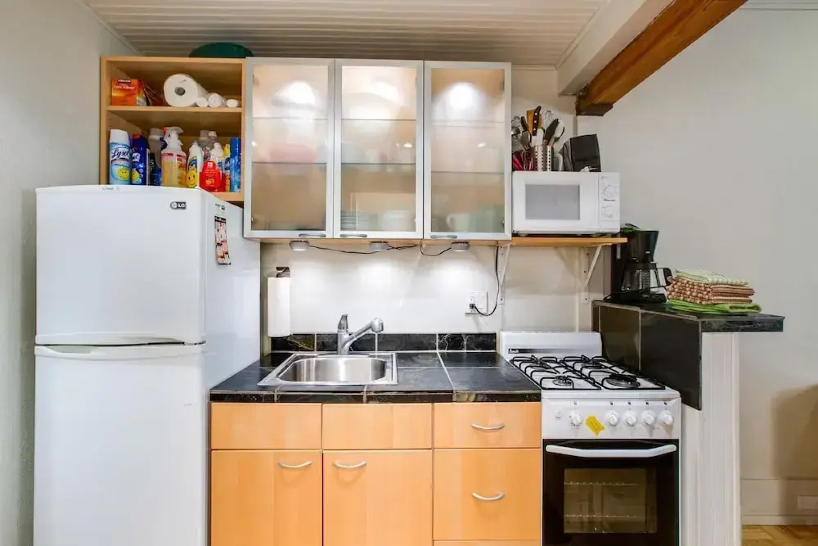 94sll - Inexpensive - Fireplace - Wifi - Sleeps 6 1 Bedroom Condo by RedAwning