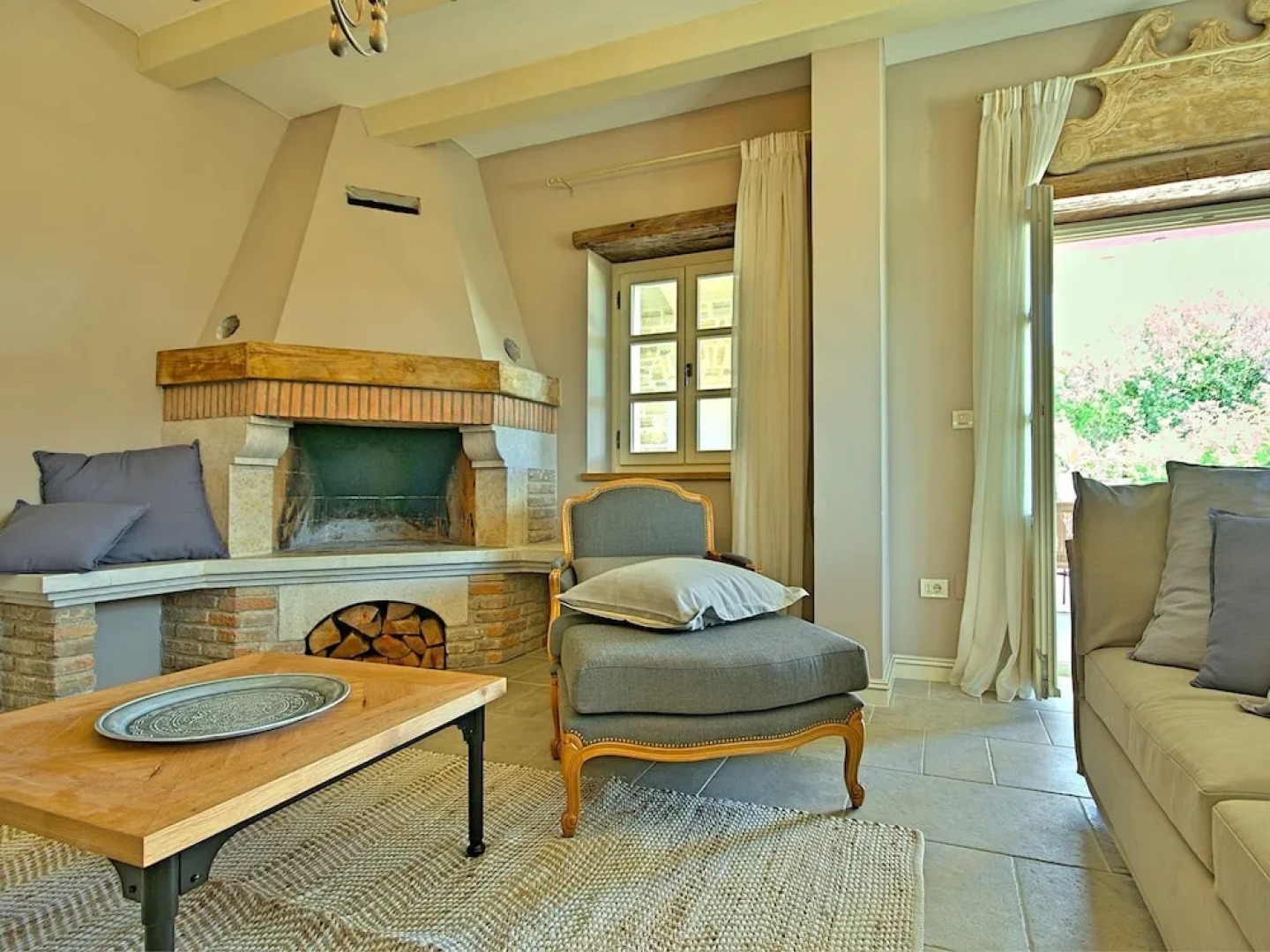 Plushy Villa in Ladici With Pool and Whirlpool