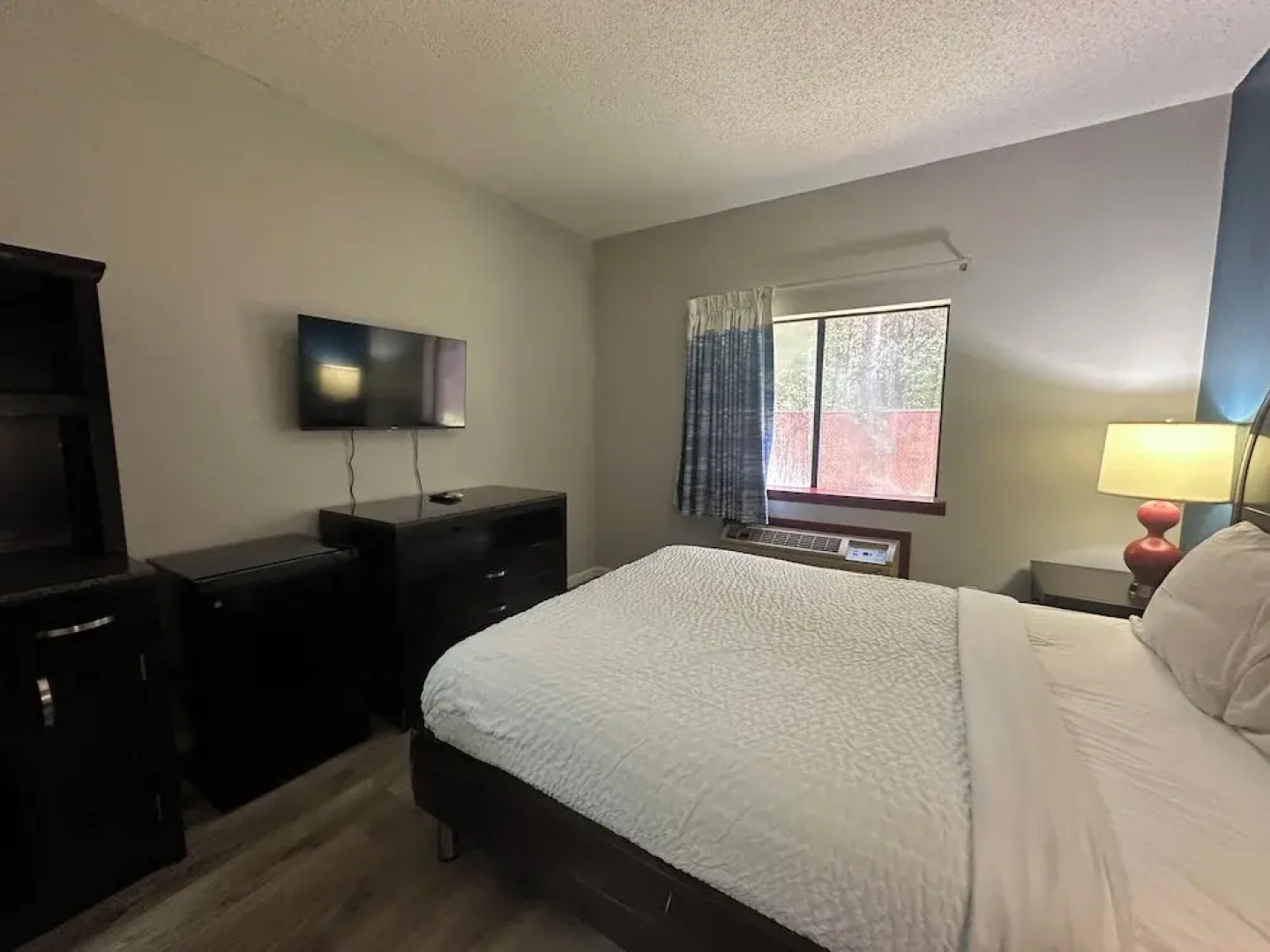 Lamar Inn & Suites