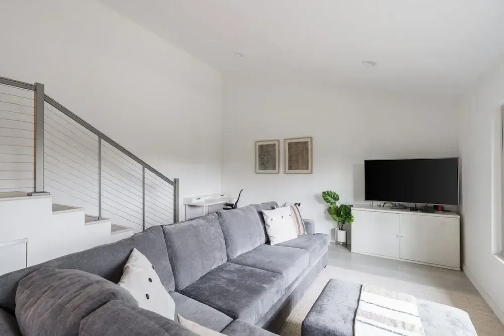 Spacious and Bright 5-bedroom Oasis Pool and Yard