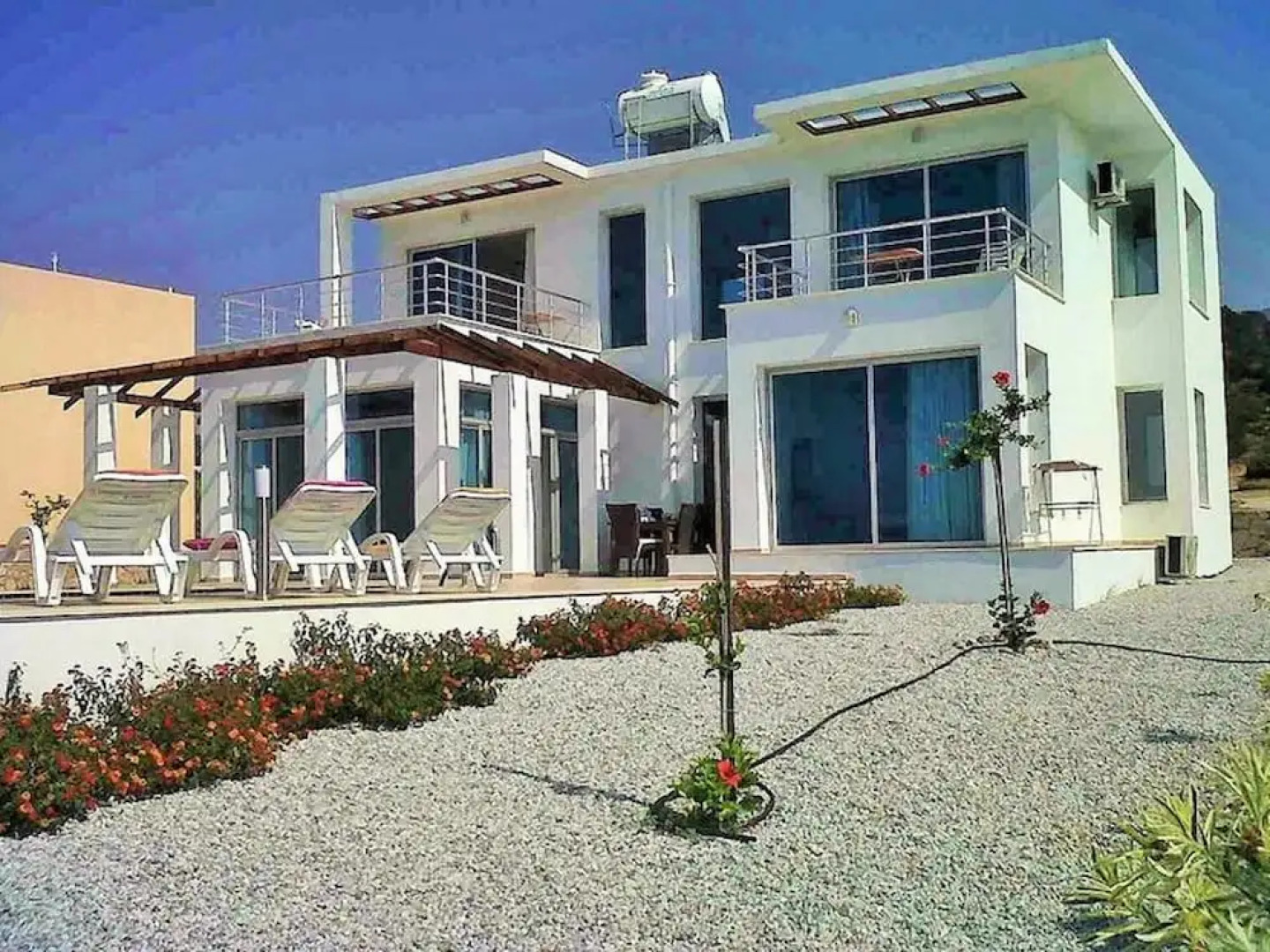 Sea Cliff villa, 4 beds, sleeps 2- 7, Free Wifi, Heated Pool option.