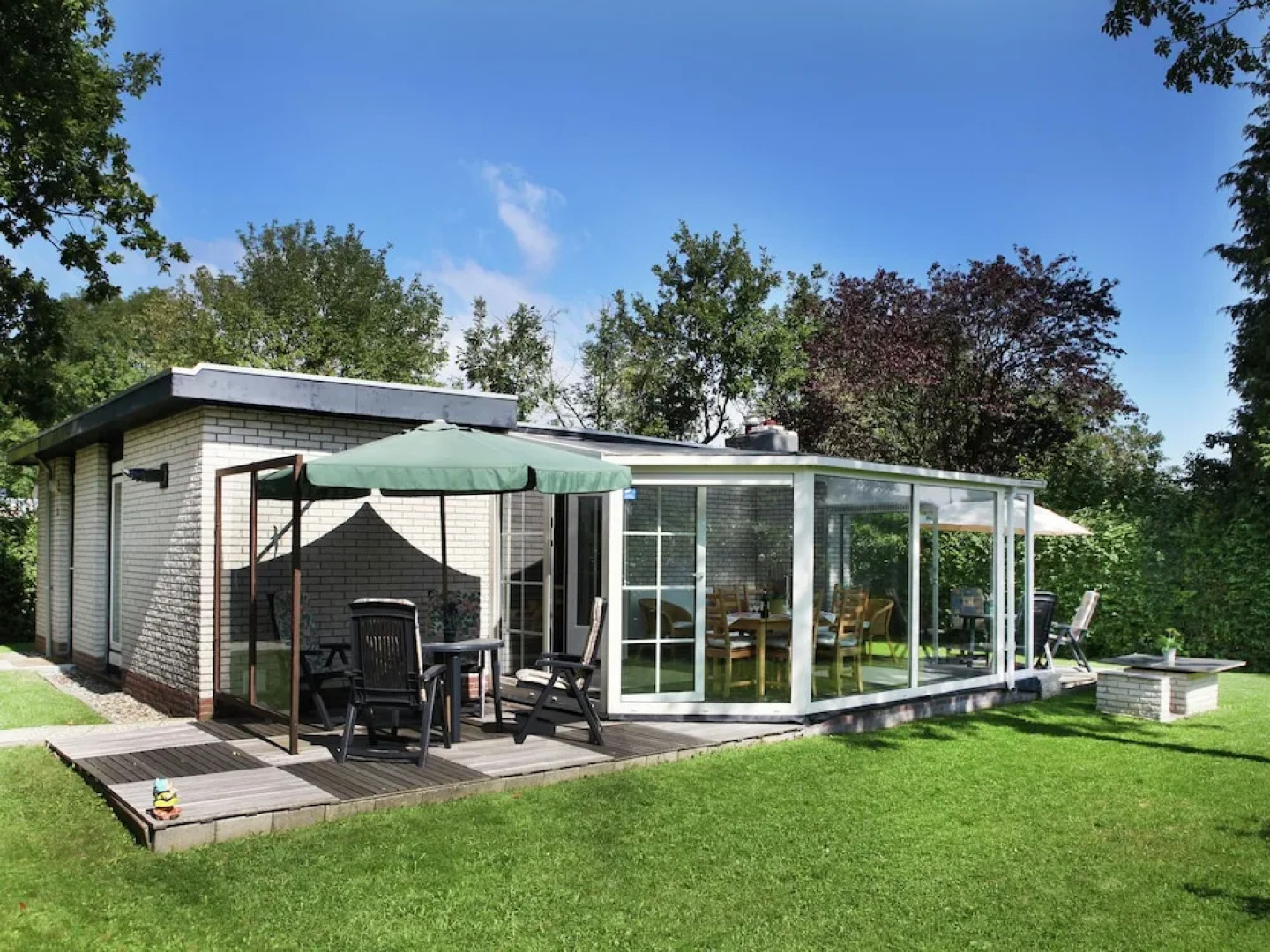 Comfortably Furnished Bungalow on Lake Veere