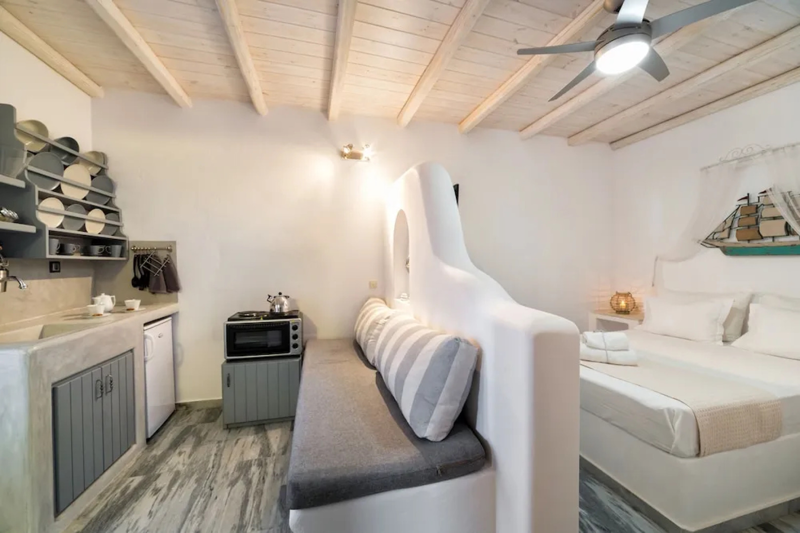 Blue Waves Suites & Apartments