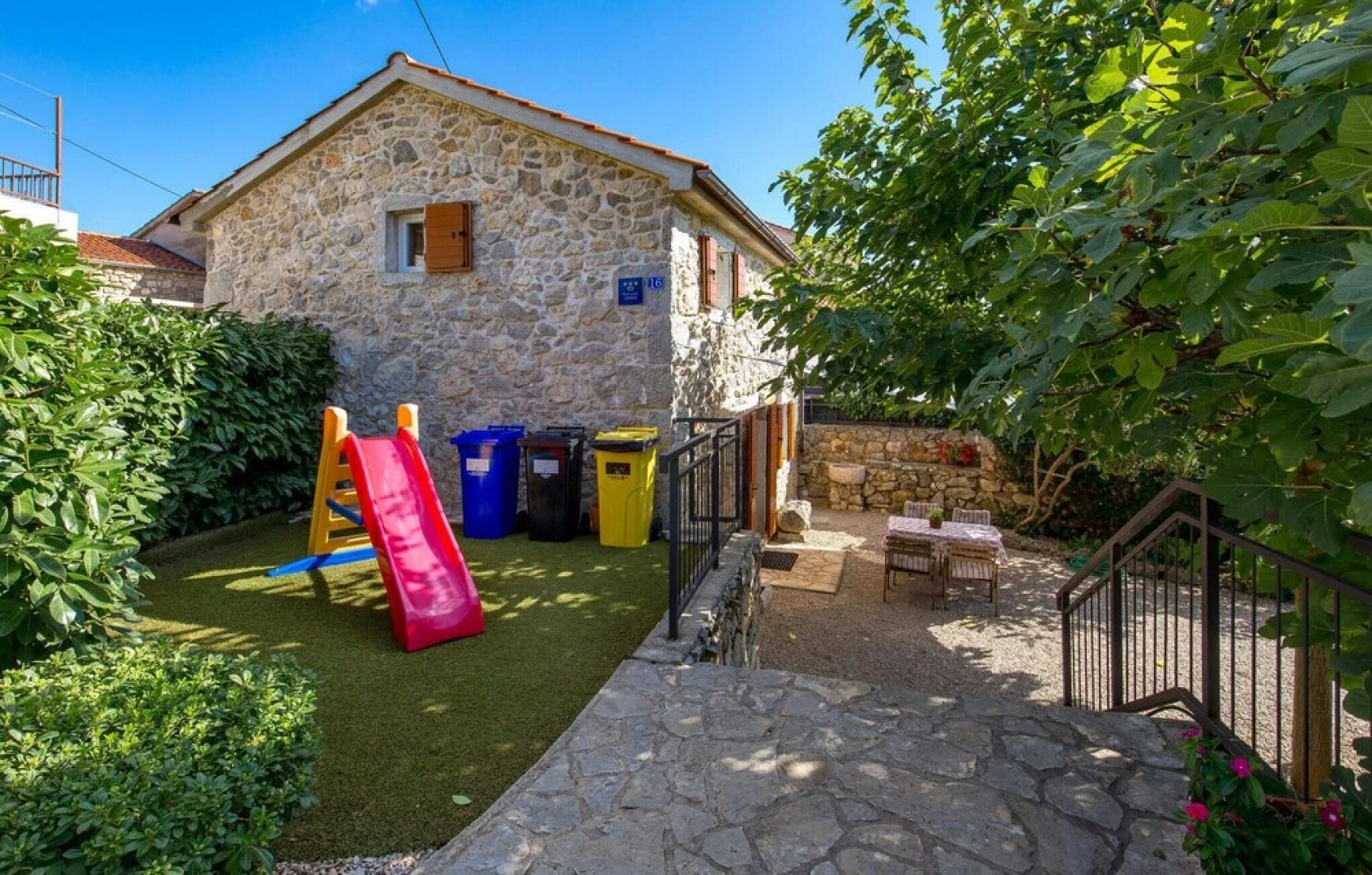 Beautiful Home in Brzac With Wifi and 2 Bedrooms