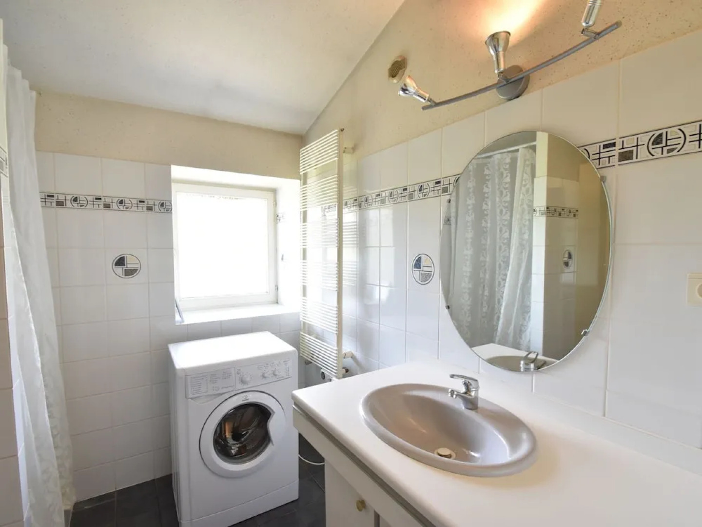 Spacious Mansion in Vinzelles With Swimming Pool