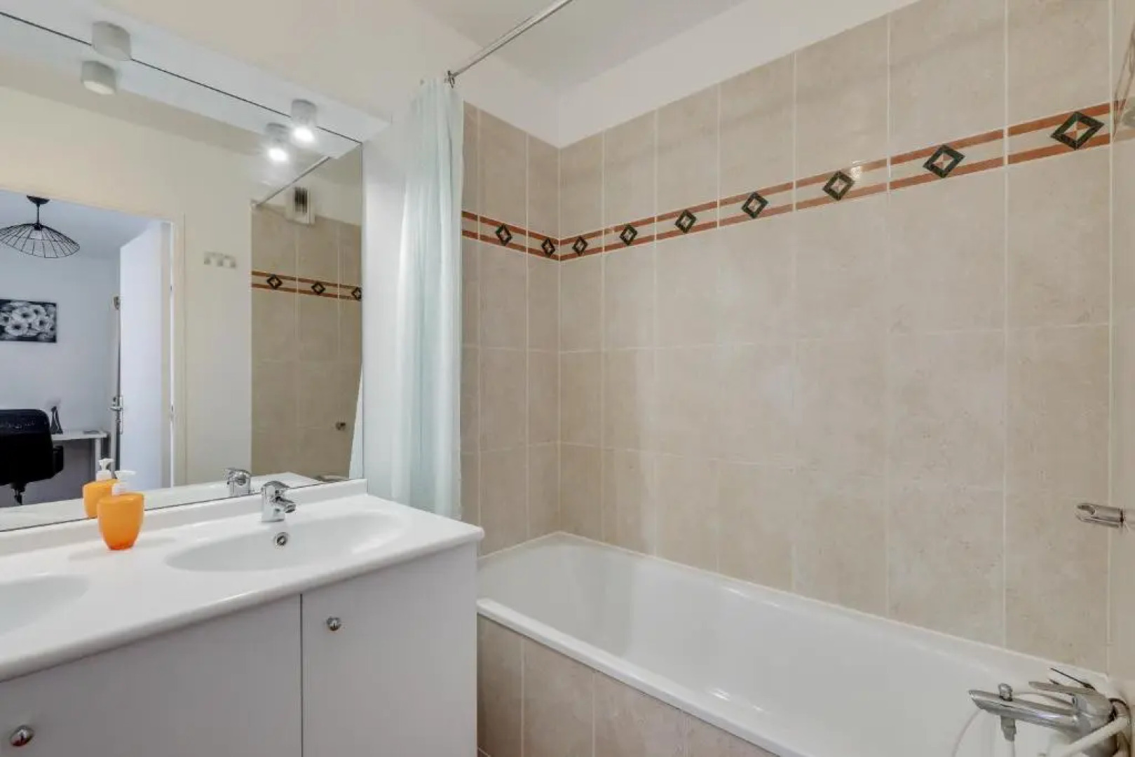 Chic and spacious apart with parking