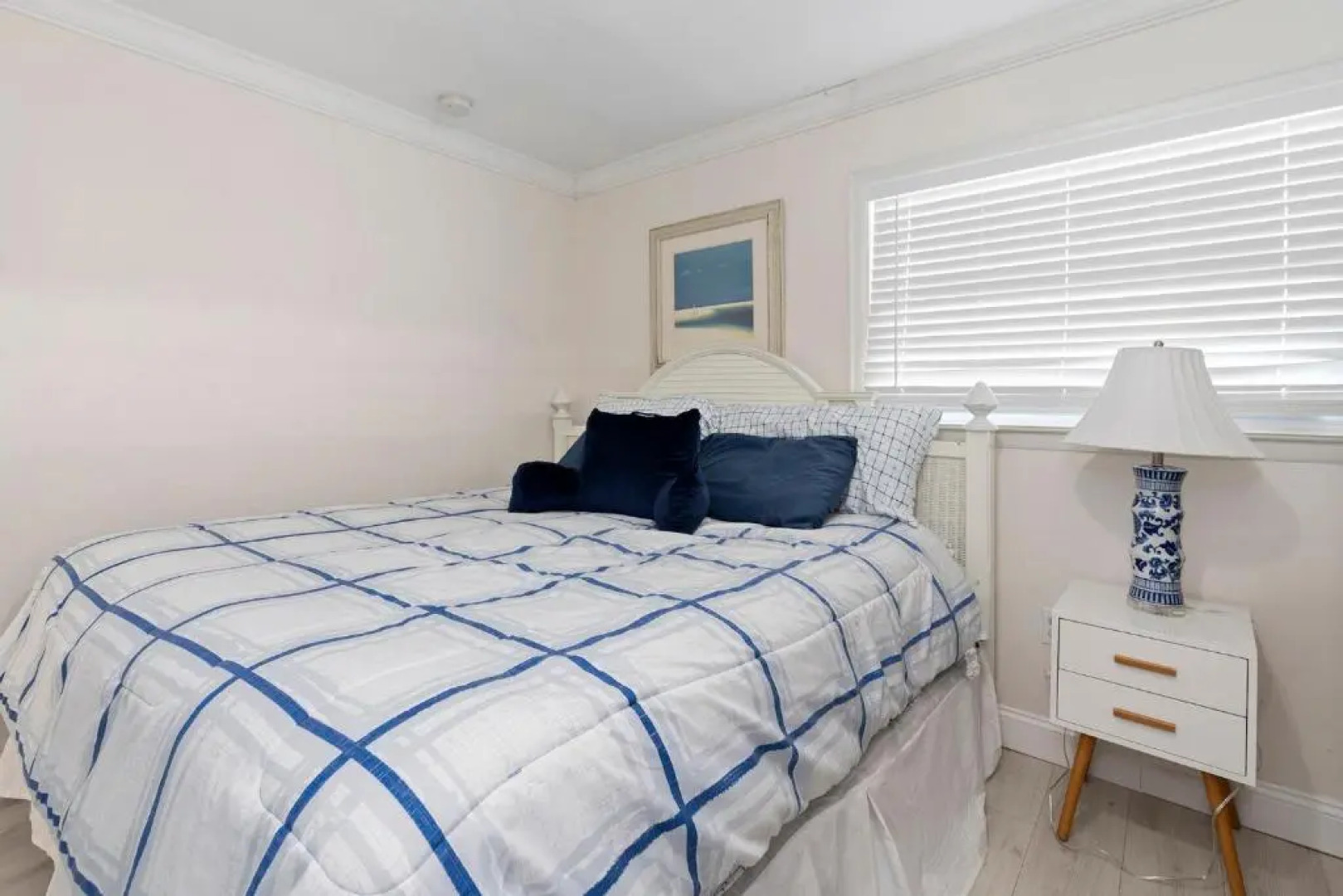 Beautiful home- Private getaway-Heated Pool/Hottub