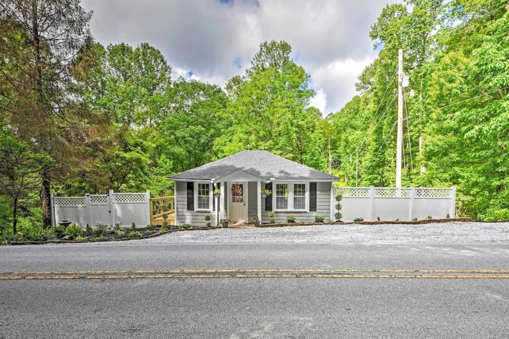 Renovated Highlands Cottage 3 Miles to Downtown!