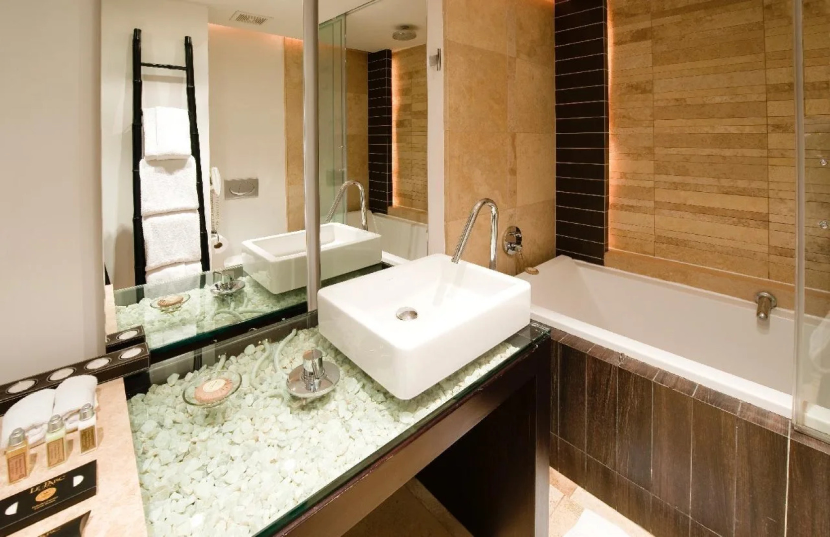 Le Parc Hotel, Beyond Stars