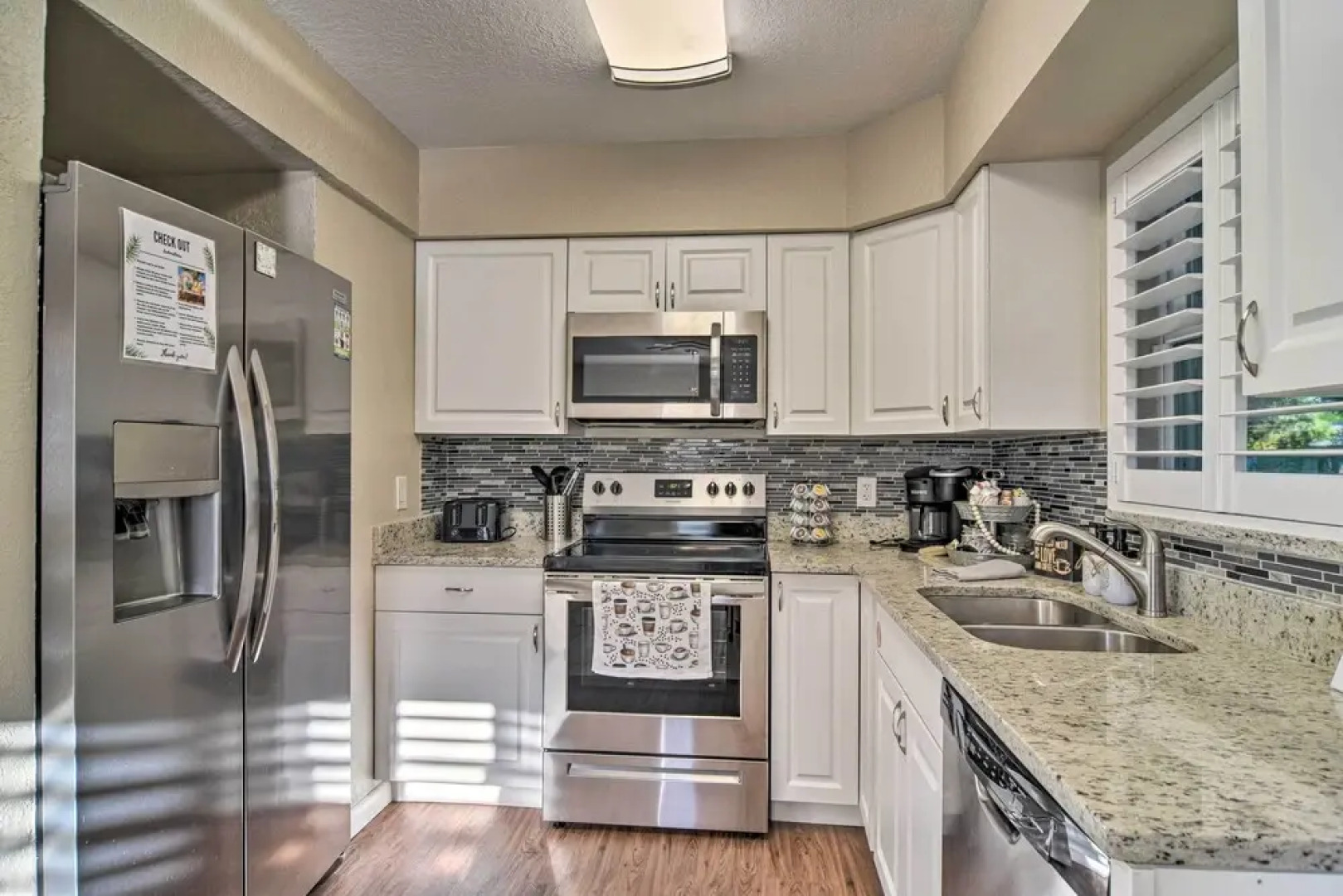 Beach-style Getaway w/ Lanai ~ 4 Mi to Beaches!