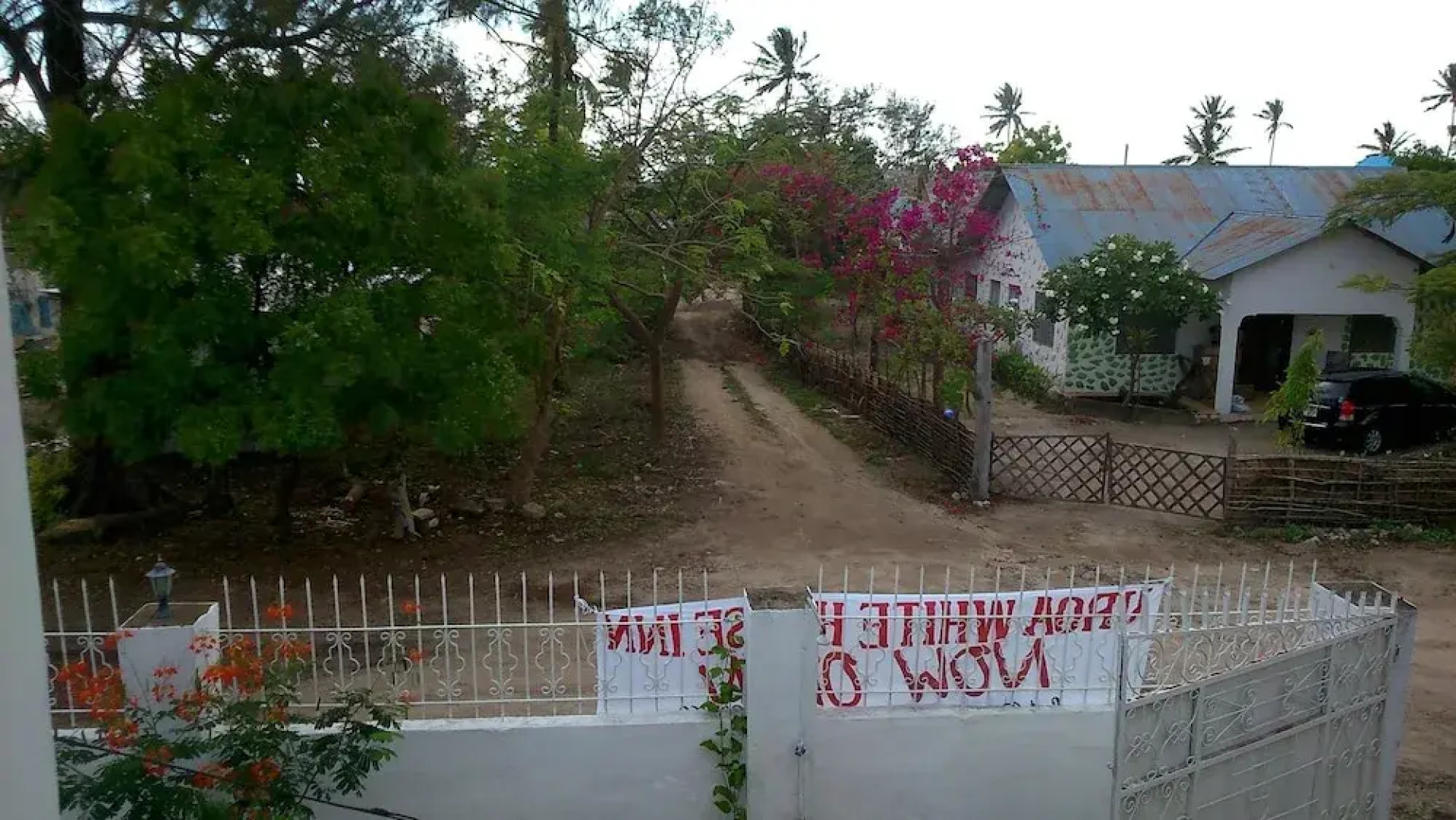 Uroa White House Inn